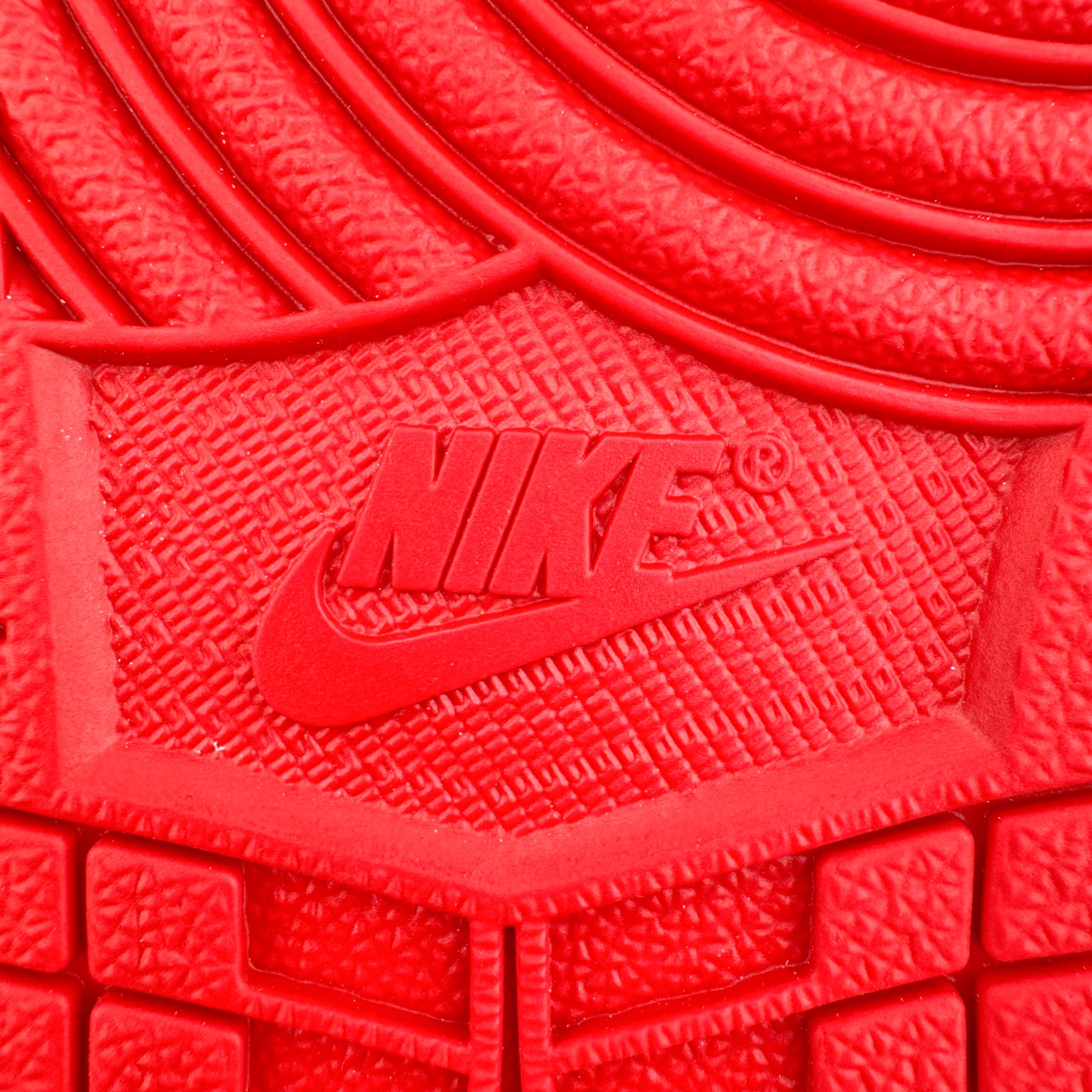 图片[20]-＃Lw纯原 Travis Scott x Air Jordan AJ1 Low OG SP TS联名倒钩低帮 白红黑 DM7866-101 外贸高端零售特供批次 产品品控稳定性领先行业 各方面均可对飙L版 良心定价不杀猪 原厂全套原楦原纸板冲刀磨具开发 原厂皮料加持 原厂港宝加持定型后跟R度完美 同源原厂电绣 鬼脸飞翼针数密度立体效果一致 百分百一致原鞋 原厂拉帮工艺 针距密度一致 后跟弧度收口自然不对折 极致一眼正品既视感 进口玻璃冲刀皮料裁剪零毛边 全鞋电脑针车工艺 品控清洁度最高QC检验标准 免检产品 原厂订购鞋盒、鞋标、防尘纸、鞋撑、鞋带 追求极致的原厂味道 尺码：36 36.5 37.5 38 38.5 39 40 40.5 41 42 42.5 43 44 44.5 45 46 47.5 48.5-选品中心