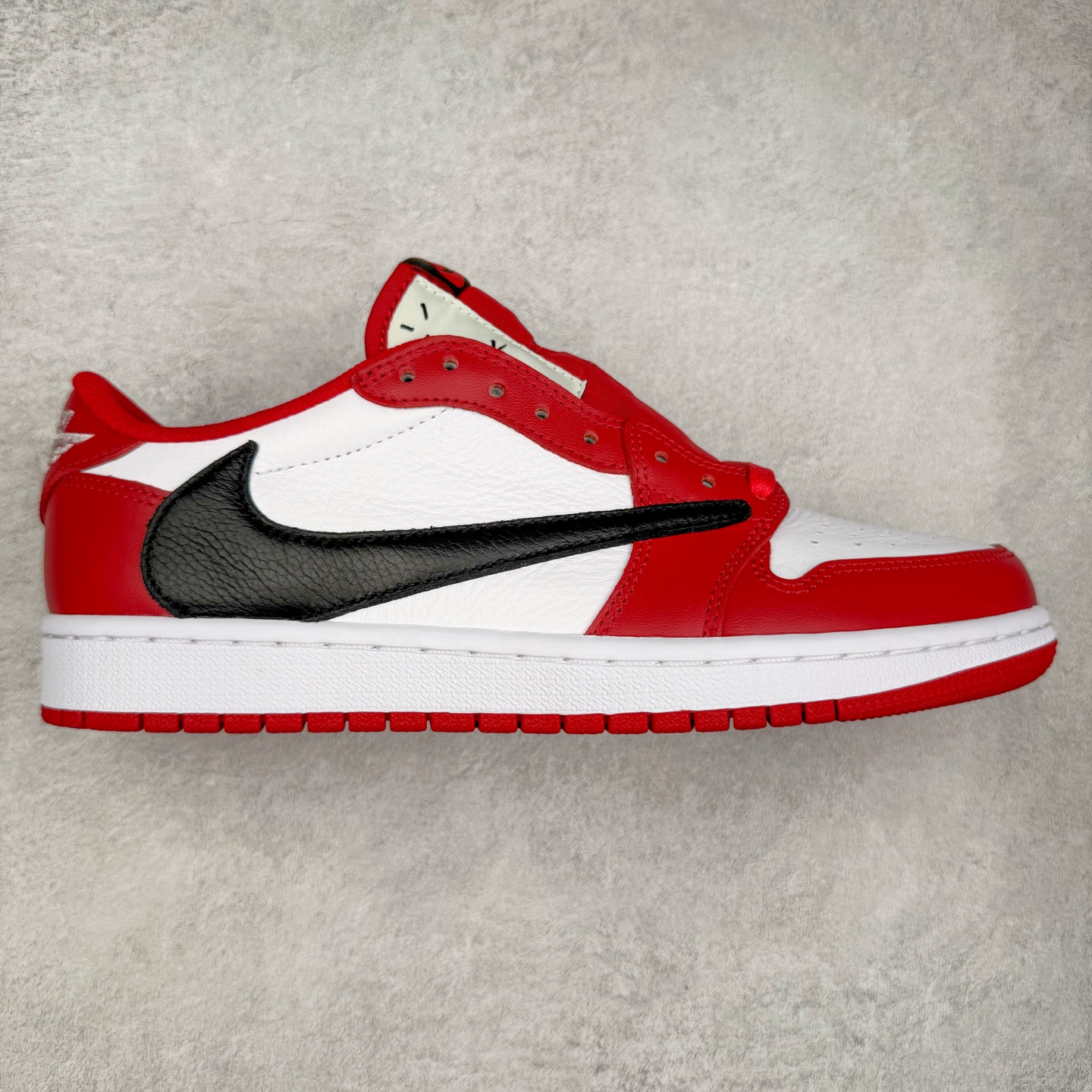 ＃Lw纯原 Travis Scott x Air Jordan AJ1 Low OG SP TS联名倒钩低帮 白红黑 DM7866-101 外贸高端零售特供批次 产品品控稳定性领先行业 各方面均可对飙L版 良心定价不杀猪 原厂全套原楦原纸板冲刀磨具开发 原厂皮料加持 原厂港宝加持定型后跟R度完美 同源原厂电绣 鬼脸飞翼针数密度立体效果一致 百分百一致原鞋 原厂拉帮工艺 针距密度一致 后跟弧度收口自然不对折 极致一眼正品既视感 进口玻璃冲刀皮料裁剪零毛边 全鞋电脑针车工艺 品控清洁度最高QC检验标准 免检产品 原厂订购鞋盒、鞋标、防尘纸、鞋撑、鞋带 追求极致的原厂味道 尺码：36 36.5 37.5 38 38.5 39 40 40.5 41 42 42.5 43 44 44.5 45 46 47.5 48.5-选品中心