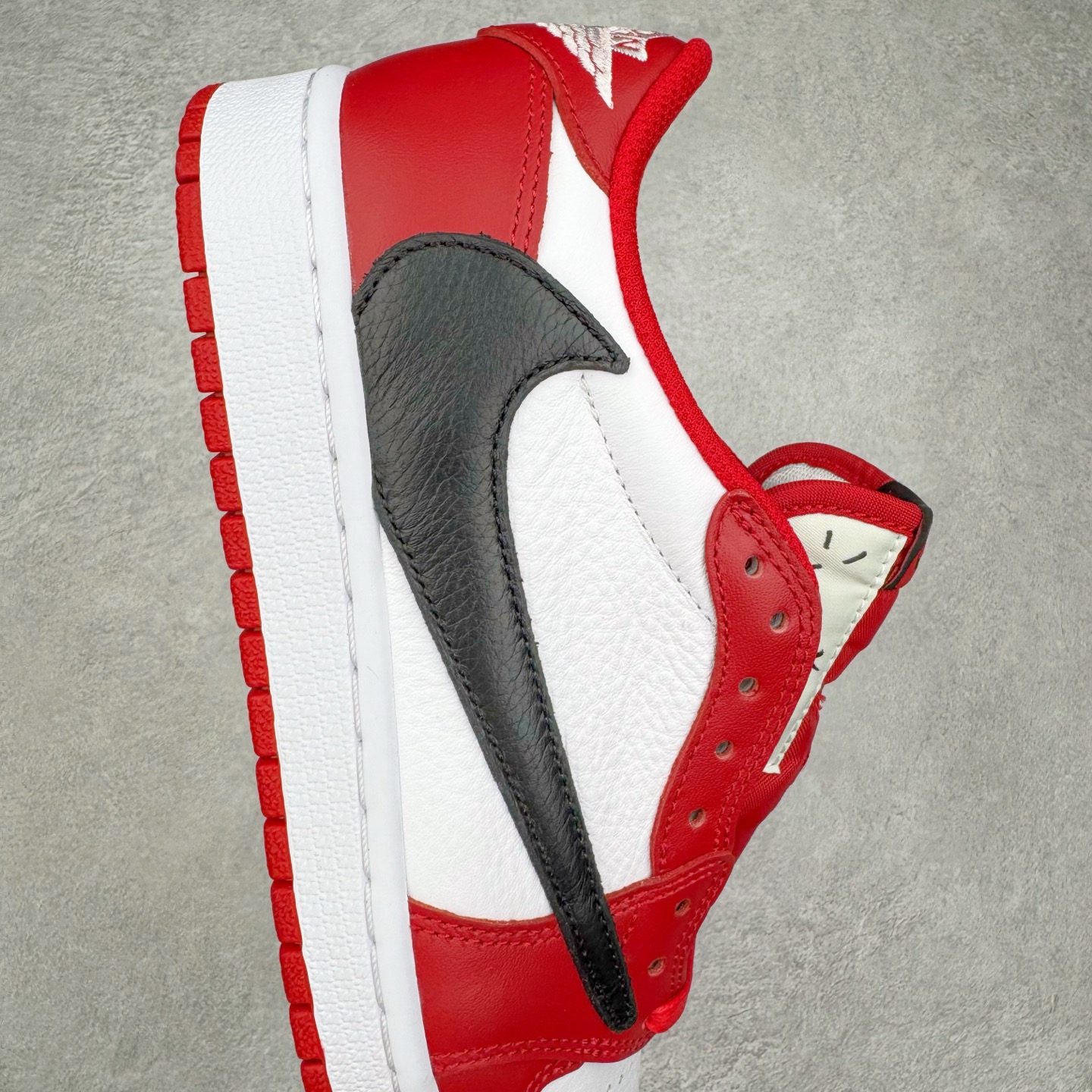 图片[6]-＃Lw纯原 Travis Scott x Air Jordan AJ1 Low OG SP TS联名倒钩低帮 白红黑 DM7866-101 外贸高端零售特供批次 产品品控稳定性领先行业 各方面均可对飙L版 良心定价不杀猪 原厂全套原楦原纸板冲刀磨具开发 原厂皮料加持 原厂港宝加持定型后跟R度完美 同源原厂电绣 鬼脸飞翼针数密度立体效果一致 百分百一致原鞋 原厂拉帮工艺 针距密度一致 后跟弧度收口自然不对折 极致一眼正品既视感 进口玻璃冲刀皮料裁剪零毛边 全鞋电脑针车工艺 品控清洁度最高QC检验标准 免检产品 原厂订购鞋盒、鞋标、防尘纸、鞋撑、鞋带 追求极致的原厂味道 尺码：36 36.5 37.5 38 38.5 39 40 40.5 41 42 42.5 43 44 44.5 45 46 47.5 48.5-选品中心