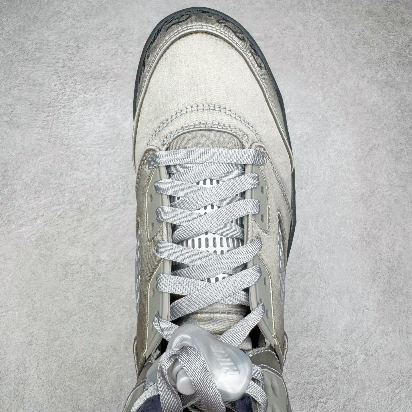 图片[4]-＃PK纯原 Air Jordan AJ5 Retro Wings 十周年银丝绸 IO2038-001 SZ原厂全套原楦原纸板磨具开发 原厂皮料加持 原厂港宝加持定型后跟R度完美 同源原厂电绣 飞人针数密度立体效果一致 原厂拉帮手法 原厂配置纸衬高频鞋盒 原厂指令配双鞋带 原厂TPU网格鞋带扣 超高鞋面清洁度 最高QC检验标准 控制溢胶瑕疵 到手可放心比对发售原鞋 上脚百分百充正驾驭 尺码：40 40.5 41 42 42.5 43 44 44.5 45 46 47.5-选品中心