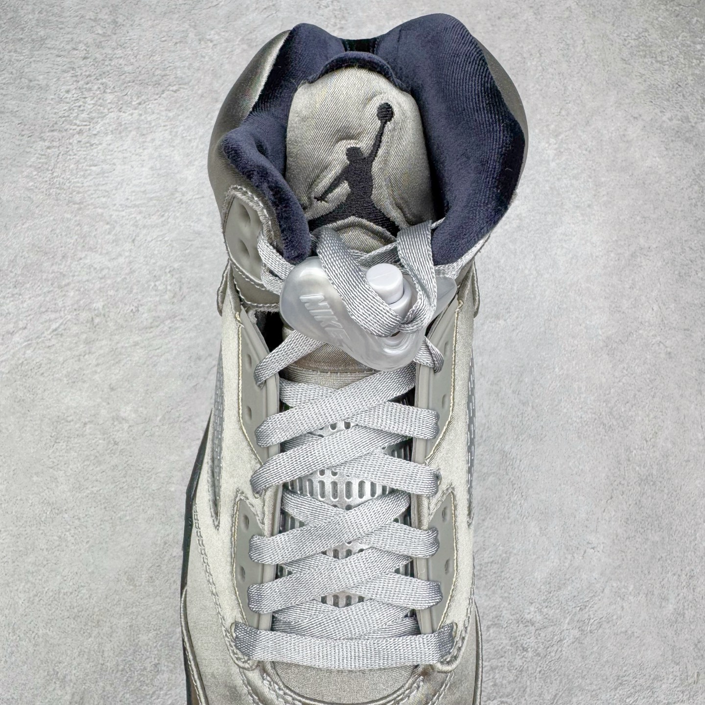 图片[5]-＃PK纯原 Air Jordan AJ5 Retro Wings 十周年银丝绸 IO2038-001 SZ原厂全套原楦原纸板磨具开发 原厂皮料加持 原厂港宝加持定型后跟R度完美 同源原厂电绣 飞人针数密度立体效果一致 原厂拉帮手法 原厂配置纸衬高频鞋盒 原厂指令配双鞋带 原厂TPU网格鞋带扣 超高鞋面清洁度 最高QC检验标准 控制溢胶瑕疵 到手可放心比对发售原鞋 上脚百分百充正驾驭 尺码：40 40.5 41 42 42.5 43 44 44.5 45 46 47.5-选品中心