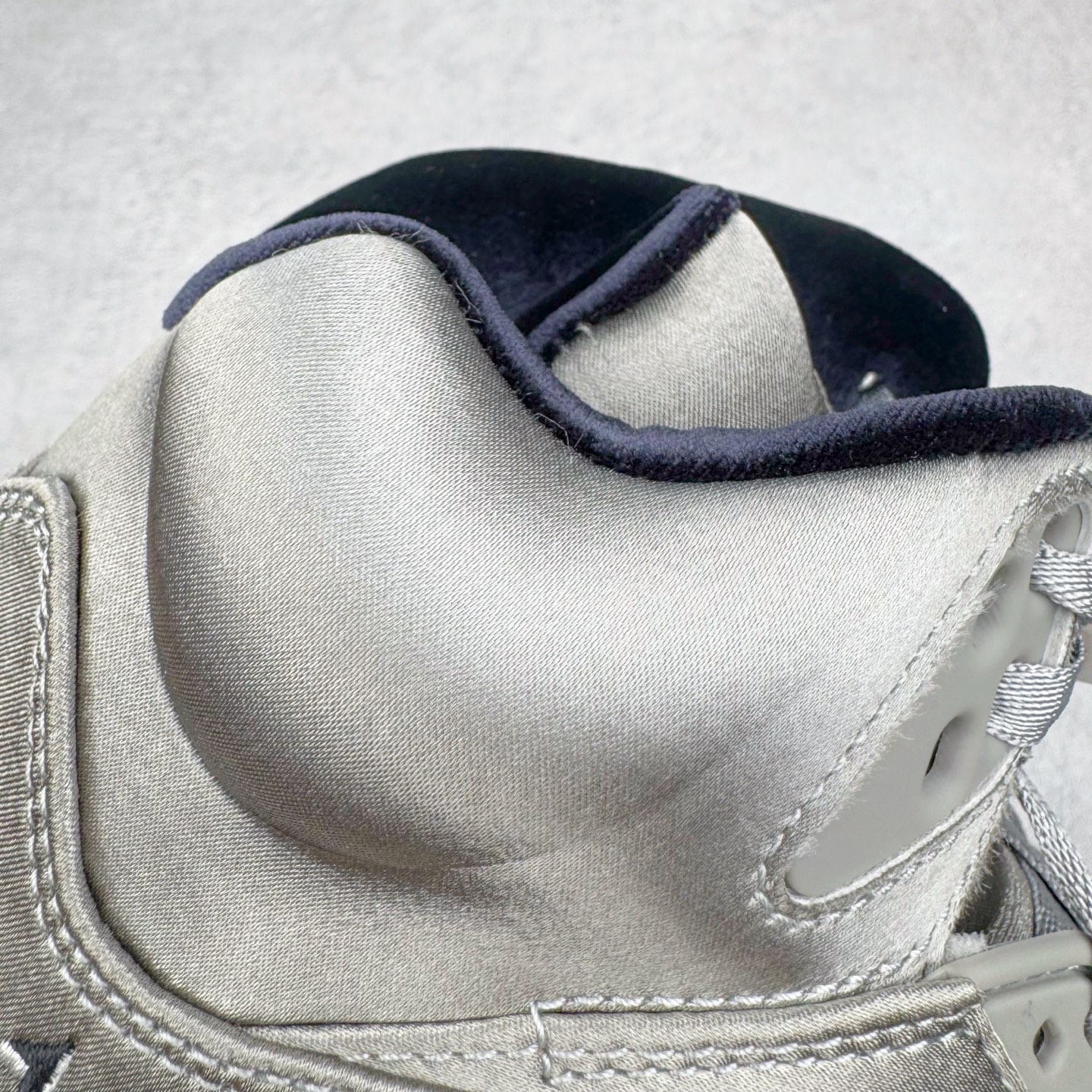 图片[21]-＃PK纯原 Air Jordan AJ5 Retro Wings 十周年银丝绸 IO2038-001 SZ原厂全套原楦原纸板磨具开发 原厂皮料加持 原厂港宝加持定型后跟R度完美 同源原厂电绣 飞人针数密度立体效果一致 原厂拉帮手法 原厂配置纸衬高频鞋盒 原厂指令配双鞋带 原厂TPU网格鞋带扣 超高鞋面清洁度 最高QC检验标准 控制溢胶瑕疵 到手可放心比对发售原鞋 上脚百分百充正驾驭 尺码：40 40.5 41 42 42.5 43 44 44.5 45 46 47.5-选品中心