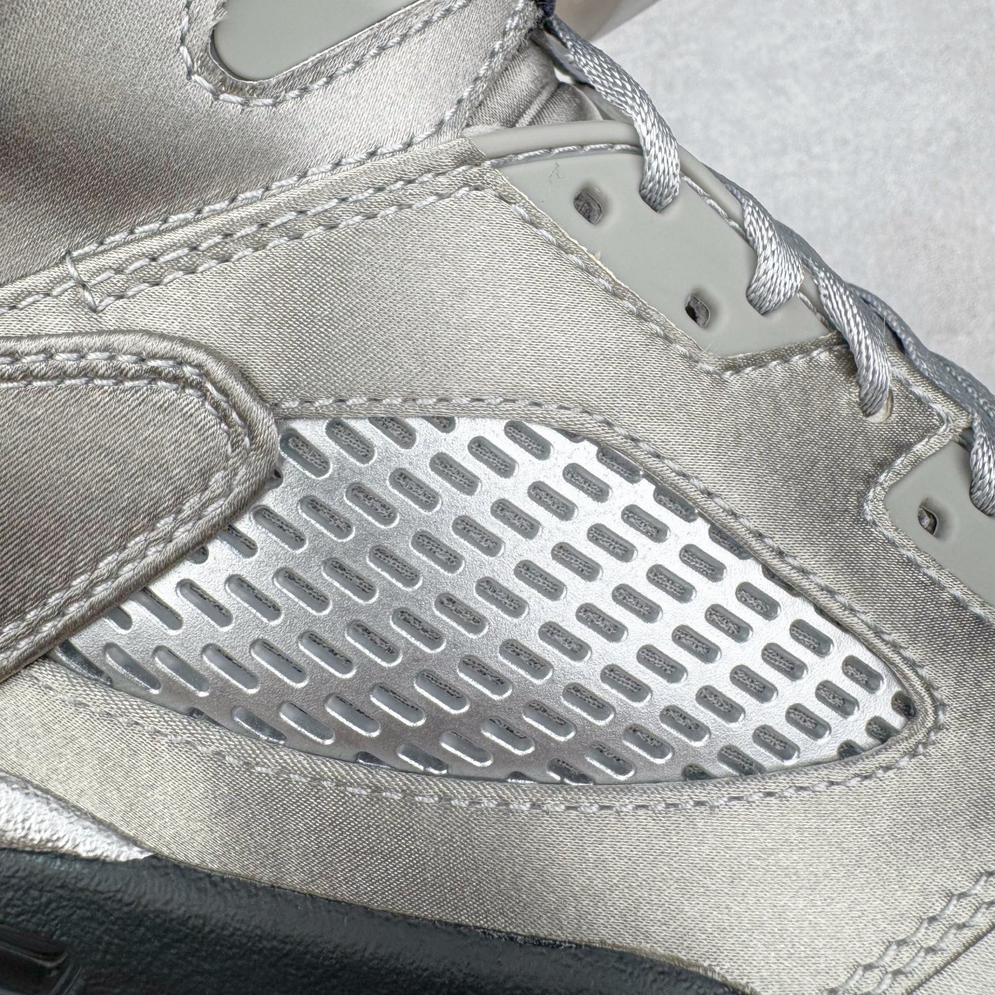 图片[20]-＃PK纯原 Air Jordan AJ5 Retro Wings 十周年银丝绸 IO2038-001 SZ原厂全套原楦原纸板磨具开发 原厂皮料加持 原厂港宝加持定型后跟R度完美 同源原厂电绣 飞人针数密度立体效果一致 原厂拉帮手法 原厂配置纸衬高频鞋盒 原厂指令配双鞋带 原厂TPU网格鞋带扣 超高鞋面清洁度 最高QC检验标准 控制溢胶瑕疵 到手可放心比对发售原鞋 上脚百分百充正驾驭 尺码：40 40.5 41 42 42.5 43 44 44.5 45 46 47.5-选品中心