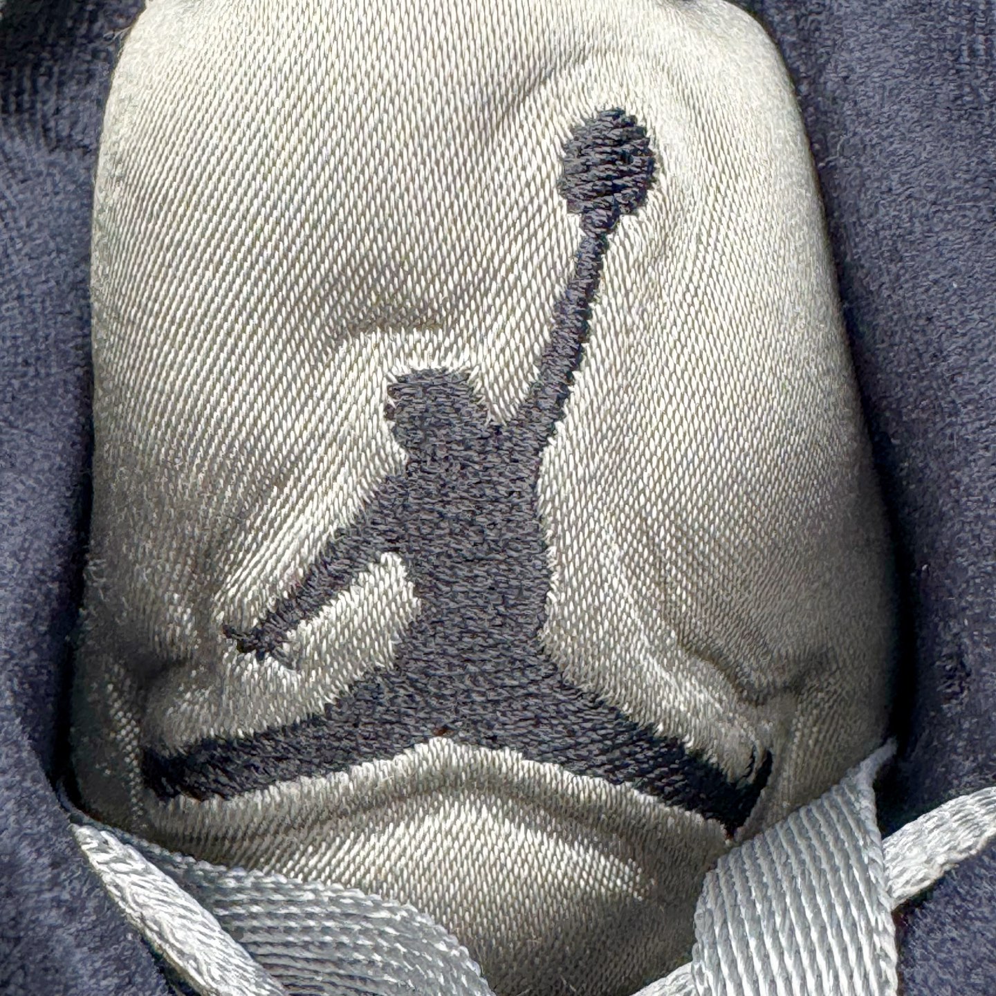 图片[15]-＃PK纯原 Air Jordan AJ5 Retro Wings 十周年银丝绸 IO2038-001 SZ原厂全套原楦原纸板磨具开发 原厂皮料加持 原厂港宝加持定型后跟R度完美 同源原厂电绣 飞人针数密度立体效果一致 原厂拉帮手法 原厂配置纸衬高频鞋盒 原厂指令配双鞋带 原厂TPU网格鞋带扣 超高鞋面清洁度 最高QC检验标准 控制溢胶瑕疵 到手可放心比对发售原鞋 上脚百分百充正驾驭 尺码：40 40.5 41 42 42.5 43 44 44.5 45 46 47.5-选品中心