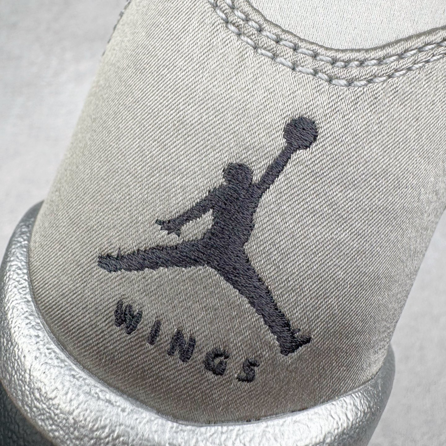 图片[22]-＃PK纯原 Air Jordan AJ5 Retro Wings 十周年银丝绸 IO2038-001 SZ原厂全套原楦原纸板磨具开发 原厂皮料加持 原厂港宝加持定型后跟R度完美 同源原厂电绣 飞人针数密度立体效果一致 原厂拉帮手法 原厂配置纸衬高频鞋盒 原厂指令配双鞋带 原厂TPU网格鞋带扣 超高鞋面清洁度 最高QC检验标准 控制溢胶瑕疵 到手可放心比对发售原鞋 上脚百分百充正驾驭 尺码：40 40.5 41 42 42.5 43 44 44.5 45 46 47.5-选品中心