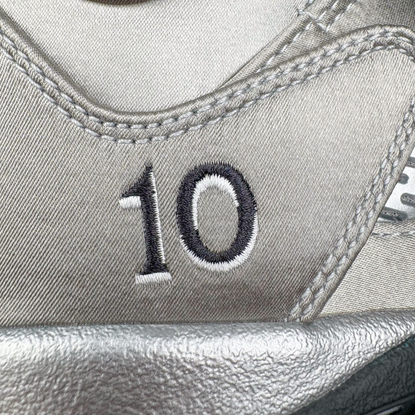 图片[23]-＃PK纯原 Air Jordan AJ5 Retro Wings 十周年银丝绸 IO2038-001 SZ原厂全套原楦原纸板磨具开发 原厂皮料加持 原厂港宝加持定型后跟R度完美 同源原厂电绣 飞人针数密度立体效果一致 原厂拉帮手法 原厂配置纸衬高频鞋盒 原厂指令配双鞋带 原厂TPU网格鞋带扣 超高鞋面清洁度 最高QC检验标准 控制溢胶瑕疵 到手可放心比对发售原鞋 上脚百分百充正驾驭 尺码：40 40.5 41 42 42.5 43 44 44.5 45 46 47.5-选品中心