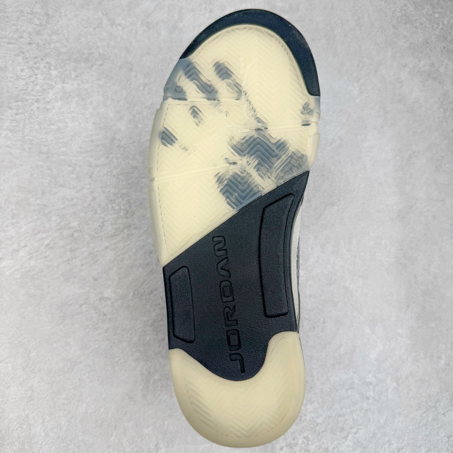 图片[9]-＃PK纯原 Air Jordan AJ5 Retro Wings 十周年银丝绸 IO2038-001 SZ原厂全套原楦原纸板磨具开发 原厂皮料加持 原厂港宝加持定型后跟R度完美 同源原厂电绣 飞人针数密度立体效果一致 原厂拉帮手法 原厂配置纸衬高频鞋盒 原厂指令配双鞋带 原厂TPU网格鞋带扣 超高鞋面清洁度 最高QC检验标准 控制溢胶瑕疵 到手可放心比对发售原鞋 上脚百分百充正驾驭 尺码：40 40.5 41 42 42.5 43 44 44.5 45 46 47.5-选品中心