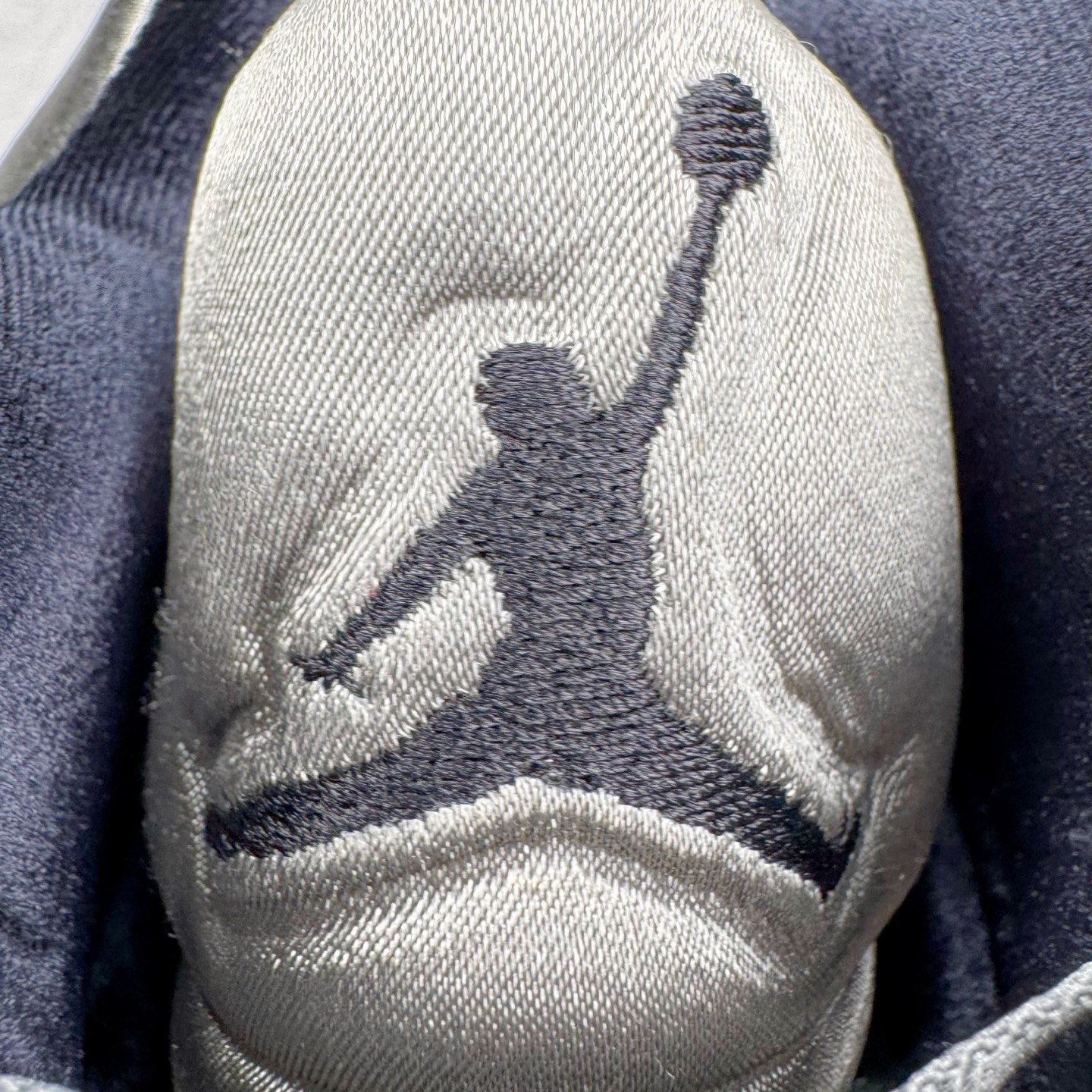 图片[11]-＃PK纯原 Air Jordan AJ5 Retro Wings 十周年银丝绸 IO2038-001 SZ原厂全套原楦原纸板磨具开发 原厂皮料加持 原厂港宝加持定型后跟R度完美 同源原厂电绣 飞人针数密度立体效果一致 原厂拉帮手法 原厂配置纸衬高频鞋盒 原厂指令配双鞋带 原厂TPU网格鞋带扣 超高鞋面清洁度 最高QC检验标准 控制溢胶瑕疵 到手可放心比对发售原鞋 上脚百分百充正驾驭 尺码：40 40.5 41 42 42.5 43 44 44.5 45 46 47.5-选品中心