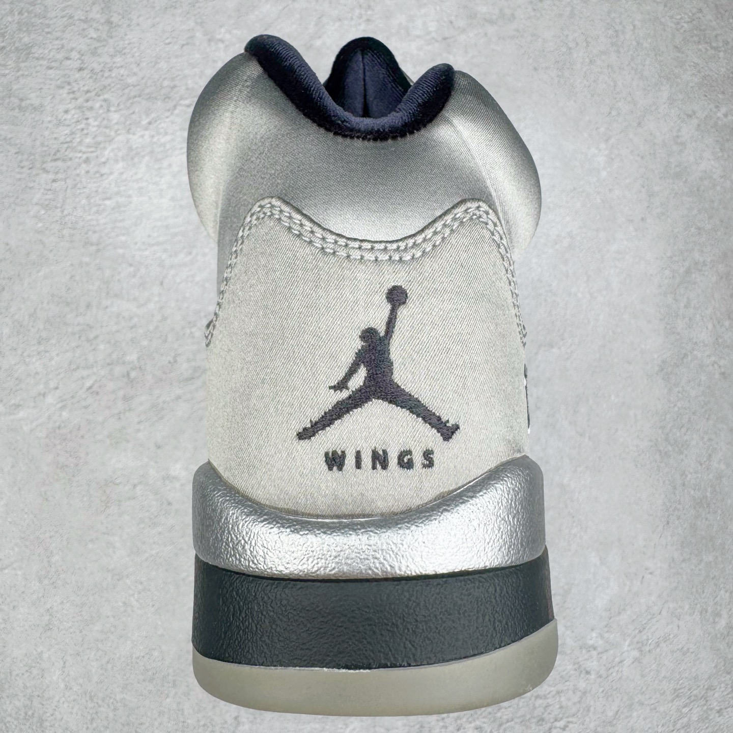 图片[8]-＃PK纯原 Air Jordan AJ5 Retro Wings 十周年银丝绸 IO2038-001 SZ原厂全套原楦原纸板磨具开发 原厂皮料加持 原厂港宝加持定型后跟R度完美 同源原厂电绣 飞人针数密度立体效果一致 原厂拉帮手法 原厂配置纸衬高频鞋盒 原厂指令配双鞋带 原厂TPU网格鞋带扣 超高鞋面清洁度 最高QC检验标准 控制溢胶瑕疵 到手可放心比对发售原鞋 上脚百分百充正驾驭 尺码：40 40.5 41 42 42.5 43 44 44.5 45 46 47.5-选品中心