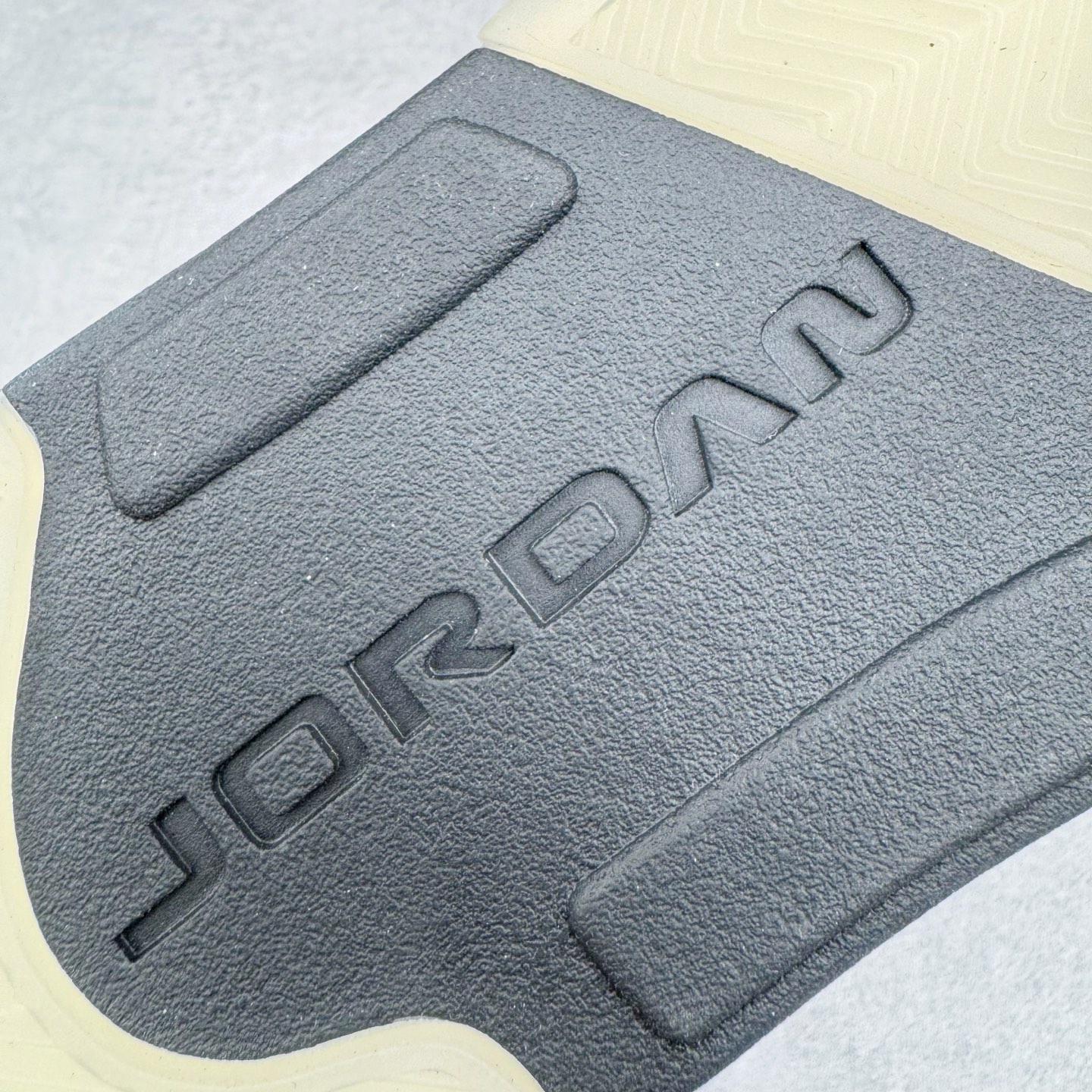 图片[25]-＃PK纯原 Air Jordan AJ5 Retro Wings 十周年银丝绸 IO2038-001 SZ原厂全套原楦原纸板磨具开发 原厂皮料加持 原厂港宝加持定型后跟R度完美 同源原厂电绣 飞人针数密度立体效果一致 原厂拉帮手法 原厂配置纸衬高频鞋盒 原厂指令配双鞋带 原厂TPU网格鞋带扣 超高鞋面清洁度 最高QC检验标准 控制溢胶瑕疵 到手可放心比对发售原鞋 上脚百分百充正驾驭 尺码：40 40.5 41 42 42.5 43 44 44.5 45 46 47.5-选品中心