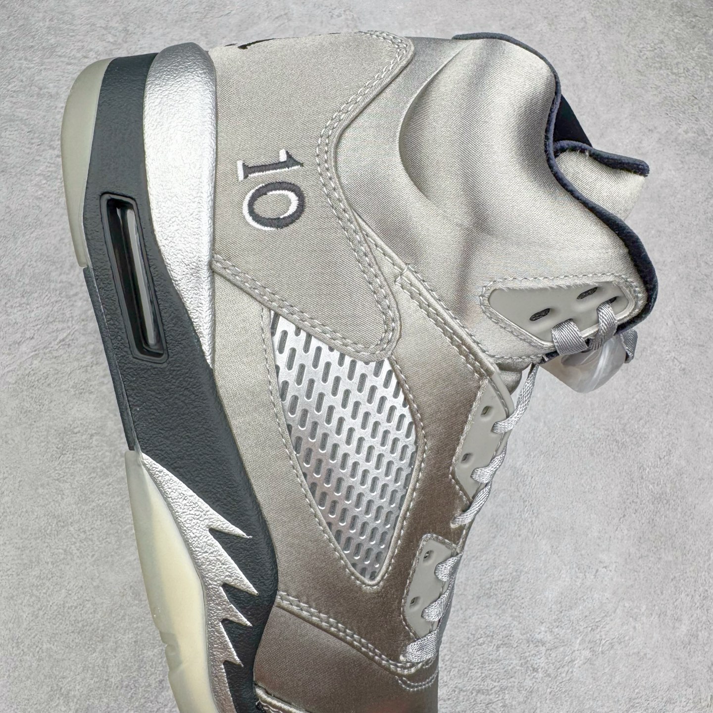 图片[6]-＃PK纯原 Air Jordan AJ5 Retro Wings 十周年银丝绸 IO2038-001 SZ原厂全套原楦原纸板磨具开发 原厂皮料加持 原厂港宝加持定型后跟R度完美 同源原厂电绣 飞人针数密度立体效果一致 原厂拉帮手法 原厂配置纸衬高频鞋盒 原厂指令配双鞋带 原厂TPU网格鞋带扣 超高鞋面清洁度 最高QC检验标准 控制溢胶瑕疵 到手可放心比对发售原鞋 上脚百分百充正驾驭 尺码：40 40.5 41 42 42.5 43 44 44.5 45 46 47.5-选品中心