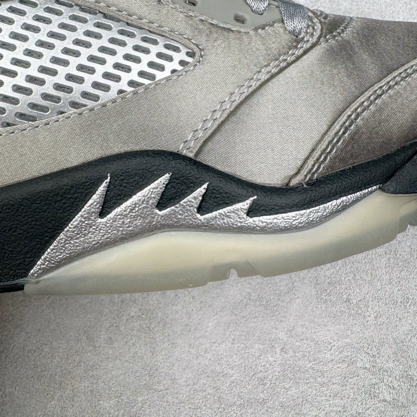 图片[19]-＃PK纯原 Air Jordan AJ5 Retro Wings 十周年银丝绸 IO2038-001 SZ原厂全套原楦原纸板磨具开发 原厂皮料加持 原厂港宝加持定型后跟R度完美 同源原厂电绣 飞人针数密度立体效果一致 原厂拉帮手法 原厂配置纸衬高频鞋盒 原厂指令配双鞋带 原厂TPU网格鞋带扣 超高鞋面清洁度 最高QC检验标准 控制溢胶瑕疵 到手可放心比对发售原鞋 上脚百分百充正驾驭 尺码：40 40.5 41 42 42.5 43 44 44.5 45 46 47.5-选品中心