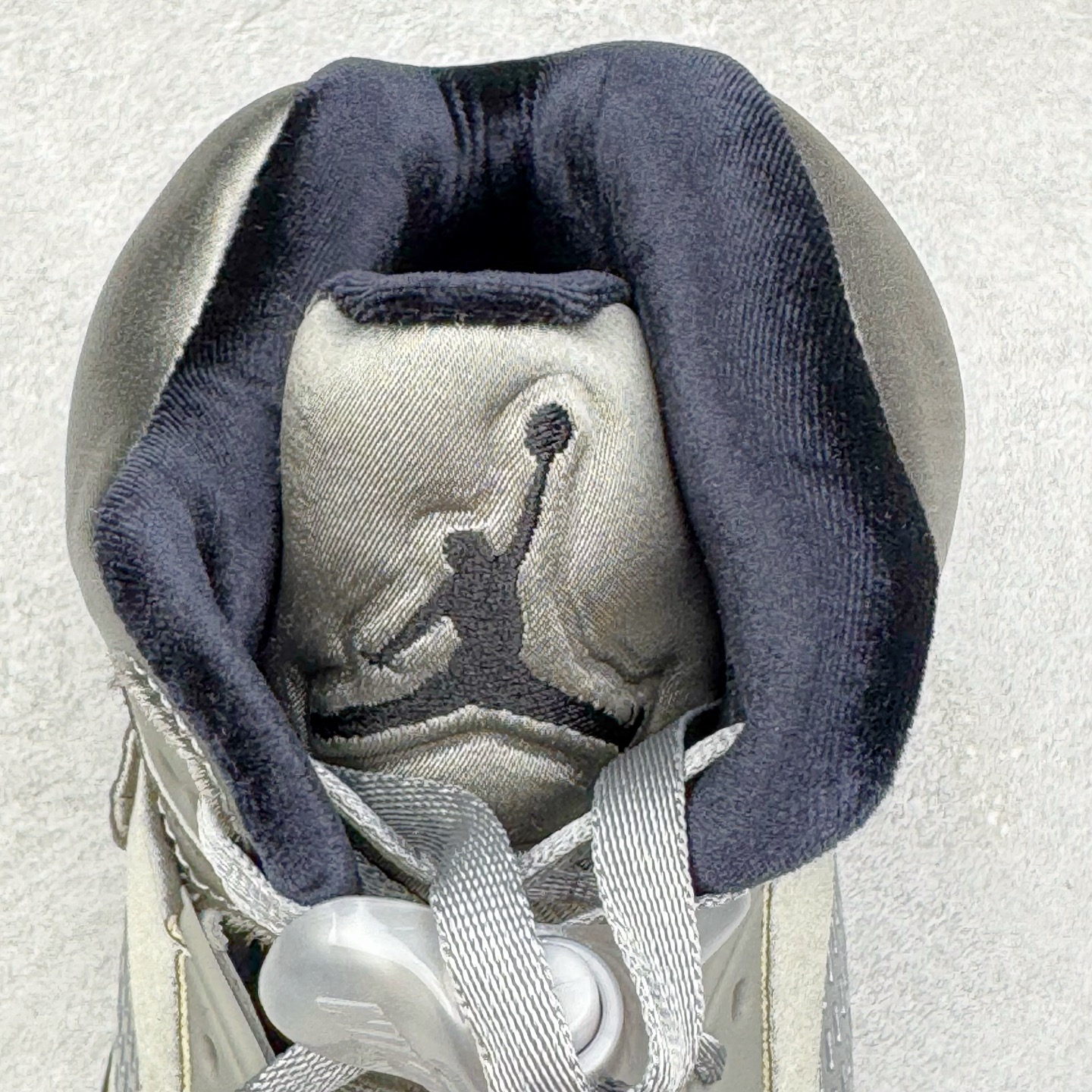 图片[14]-＃PK纯原 Air Jordan AJ5 Retro Wings 十周年银丝绸 IO2038-001 SZ原厂全套原楦原纸板磨具开发 原厂皮料加持 原厂港宝加持定型后跟R度完美 同源原厂电绣 飞人针数密度立体效果一致 原厂拉帮手法 原厂配置纸衬高频鞋盒 原厂指令配双鞋带 原厂TPU网格鞋带扣 超高鞋面清洁度 最高QC检验标准 控制溢胶瑕疵 到手可放心比对发售原鞋 上脚百分百充正驾驭 尺码：40 40.5 41 42 42.5 43 44 44.5 45 46 47.5-选品中心