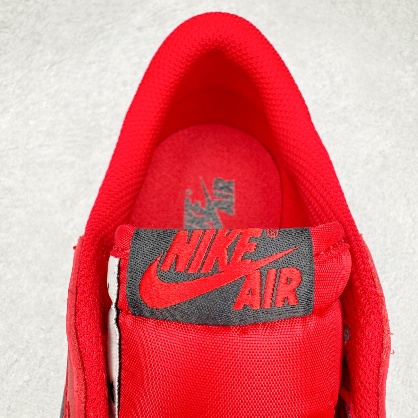 图片[14]-＃KZ神版莞产 Travis Scott x Air Jordan AJ1 Low OG SP TS联名倒钩低帮 白红黑 DM7866-101 全系列配色 外贸特供批次 新配色不断更新开发 市场中端王者 全套原纸板楦头开发 确保原汁原味 完美呈现一代版型 一比一鞋头弧度高度鞋身弧度 此版本只针对中端市场 细节品控鞋型随意秒杀市面同价位 鞋型完美 不臃肿别扭 头层皮料加持 用料绝不含糊 进口玻璃冲刀皮料裁剪零毛边 电脑针车工艺 超高鞋面清洁度 最高QC检验标准 控制溢胶瑕疵 原盒原配 飞翼3D高频深度立体 工艺方面大到整体鞋型 漏斗收腰 底线拉帮 LOGO立体程度 小到针眼排布 载片对称 冲孔效果 鞋标规范 鞋垫背胶等等 无一不是口碑收割 每双都是一个回头客 尺码：36 36.5 37.5 38 38.5 39 40 40.5 41 42 42.5 43 44 44.5 45 46 47.5-选品中心