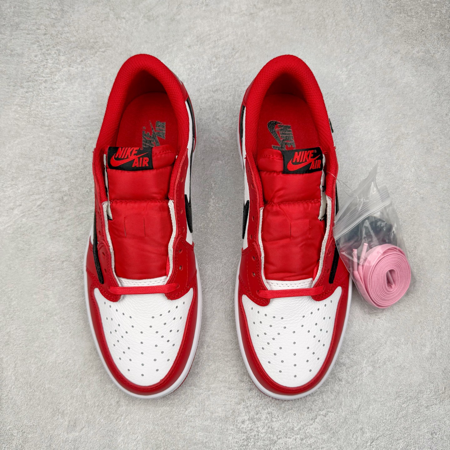 图片[2]-＃KZ神版莞产 Travis Scott x Air Jordan AJ1 Low OG SP TS联名倒钩低帮 白红黑 DM7866-101 全系列配色 外贸特供批次 新配色不断更新开发 市场中端王者 全套原纸板楦头开发 确保原汁原味 完美呈现一代版型 一比一鞋头弧度高度鞋身弧度 此版本只针对中端市场 细节品控鞋型随意秒杀市面同价位 鞋型完美 不臃肿别扭 头层皮料加持 用料绝不含糊 进口玻璃冲刀皮料裁剪零毛边 电脑针车工艺 超高鞋面清洁度 最高QC检验标准 控制溢胶瑕疵 原盒原配 飞翼3D高频深度立体 工艺方面大到整体鞋型 漏斗收腰 底线拉帮 LOGO立体程度 小到针眼排布 载片对称 冲孔效果 鞋标规范 鞋垫背胶等等 无一不是口碑收割 每双都是一个回头客 尺码：36 36.5 37.5 38 38.5 39 40 40.5 41 42 42.5 43 44 44.5 45 46 47.5-选品中心