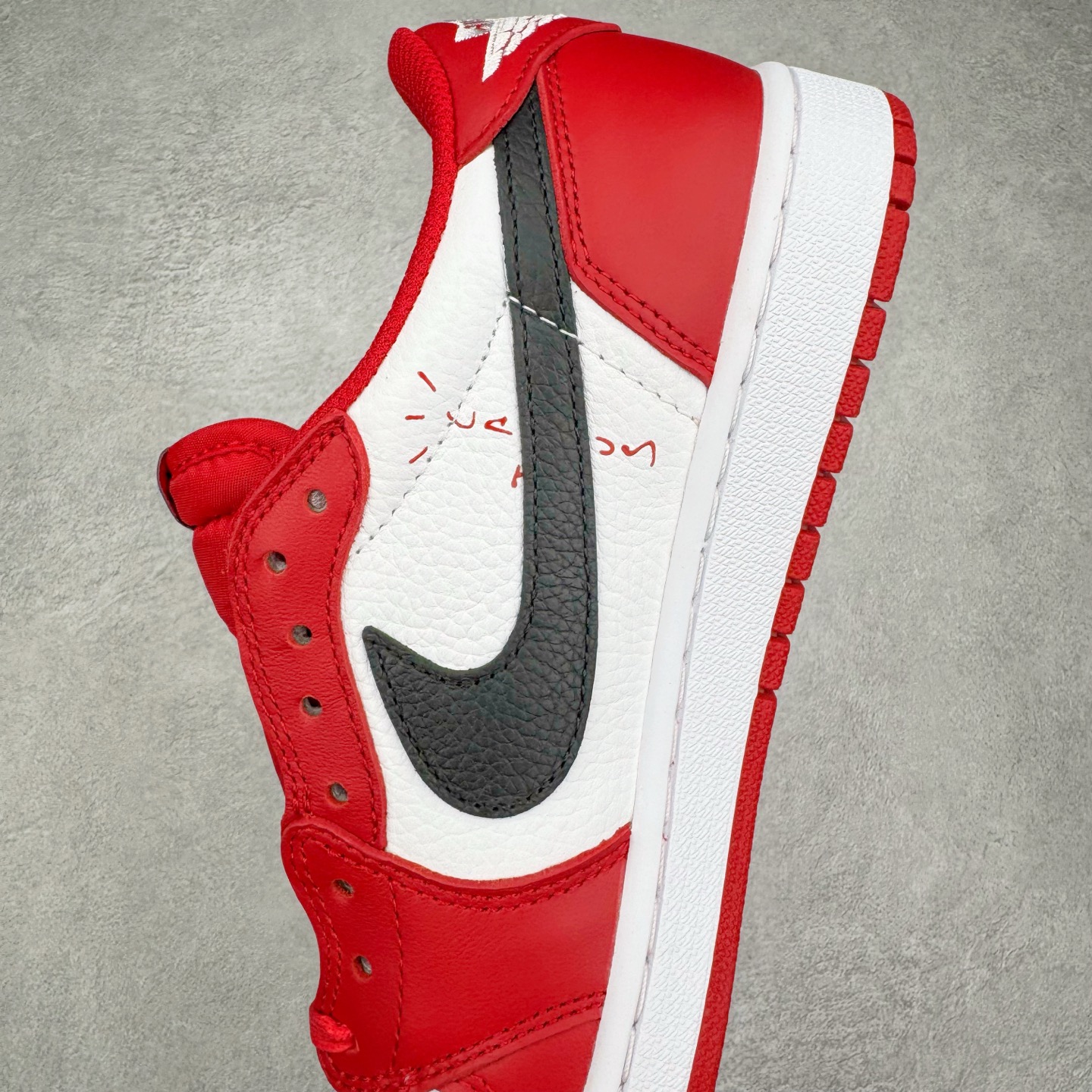 图片[7]-＃KZ神版莞产 Travis Scott x Air Jordan AJ1 Low OG SP TS联名倒钩低帮 白红黑 DM7866-101 全系列配色 外贸特供批次 新配色不断更新开发 市场中端王者 全套原纸板楦头开发 确保原汁原味 完美呈现一代版型 一比一鞋头弧度高度鞋身弧度 此版本只针对中端市场 细节品控鞋型随意秒杀市面同价位 鞋型完美 不臃肿别扭 头层皮料加持 用料绝不含糊 进口玻璃冲刀皮料裁剪零毛边 电脑针车工艺 超高鞋面清洁度 最高QC检验标准 控制溢胶瑕疵 原盒原配 飞翼3D高频深度立体 工艺方面大到整体鞋型 漏斗收腰 底线拉帮 LOGO立体程度 小到针眼排布 载片对称 冲孔效果 鞋标规范 鞋垫背胶等等 无一不是口碑收割 每双都是一个回头客 尺码：36 36.5 37.5 38 38.5 39 40 40.5 41 42 42.5 43 44 44.5 45 46 47.5-选品中心