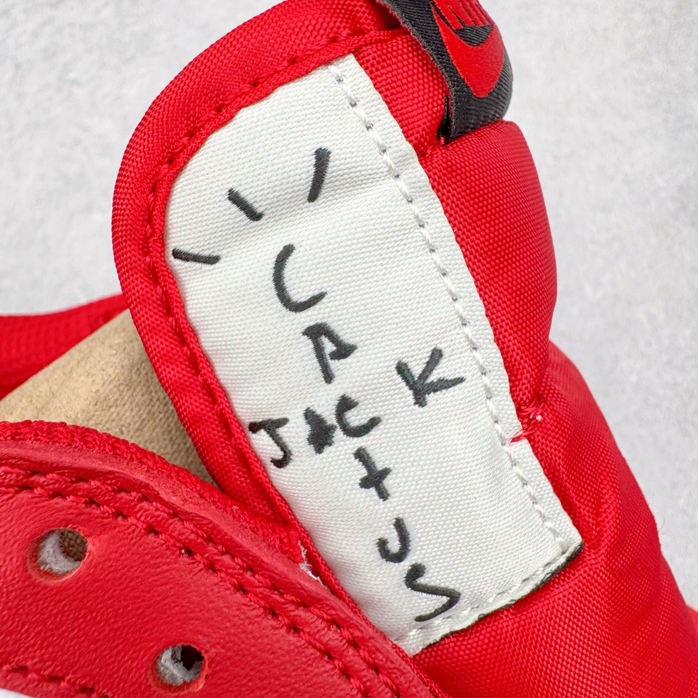 图片[13]-＃KZ神版莞产 Travis Scott x Air Jordan AJ1 Low OG SP TS联名倒钩低帮 白红黑 DM7866-101 全系列配色 外贸特供批次 新配色不断更新开发 市场中端王者 全套原纸板楦头开发 确保原汁原味 完美呈现一代版型 一比一鞋头弧度高度鞋身弧度 此版本只针对中端市场 细节品控鞋型随意秒杀市面同价位 鞋型完美 不臃肿别扭 头层皮料加持 用料绝不含糊 进口玻璃冲刀皮料裁剪零毛边 电脑针车工艺 超高鞋面清洁度 最高QC检验标准 控制溢胶瑕疵 原盒原配 飞翼3D高频深度立体 工艺方面大到整体鞋型 漏斗收腰 底线拉帮 LOGO立体程度 小到针眼排布 载片对称 冲孔效果 鞋标规范 鞋垫背胶等等 无一不是口碑收割 每双都是一个回头客 尺码：36 36.5 37.5 38 38.5 39 40 40.5 41 42 42.5 43 44 44.5 45 46 47.5-选品中心