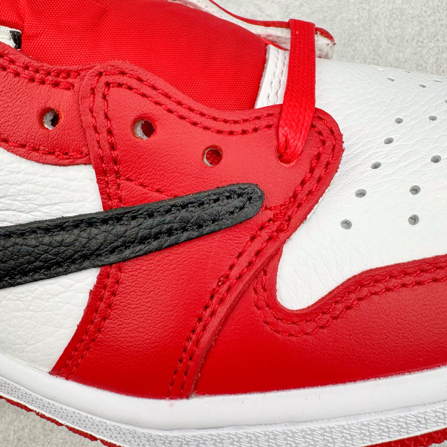 图片[16]-＃KZ神版莞产 Travis Scott x Air Jordan AJ1 Low OG SP TS联名倒钩低帮 白红黑 DM7866-101 全系列配色 外贸特供批次 新配色不断更新开发 市场中端王者 全套原纸板楦头开发 确保原汁原味 完美呈现一代版型 一比一鞋头弧度高度鞋身弧度 此版本只针对中端市场 细节品控鞋型随意秒杀市面同价位 鞋型完美 不臃肿别扭 头层皮料加持 用料绝不含糊 进口玻璃冲刀皮料裁剪零毛边 电脑针车工艺 超高鞋面清洁度 最高QC检验标准 控制溢胶瑕疵 原盒原配 飞翼3D高频深度立体 工艺方面大到整体鞋型 漏斗收腰 底线拉帮 LOGO立体程度 小到针眼排布 载片对称 冲孔效果 鞋标规范 鞋垫背胶等等 无一不是口碑收割 每双都是一个回头客 尺码：36 36.5 37.5 38 38.5 39 40 40.5 41 42 42.5 43 44 44.5 45 46 47.5-选品中心