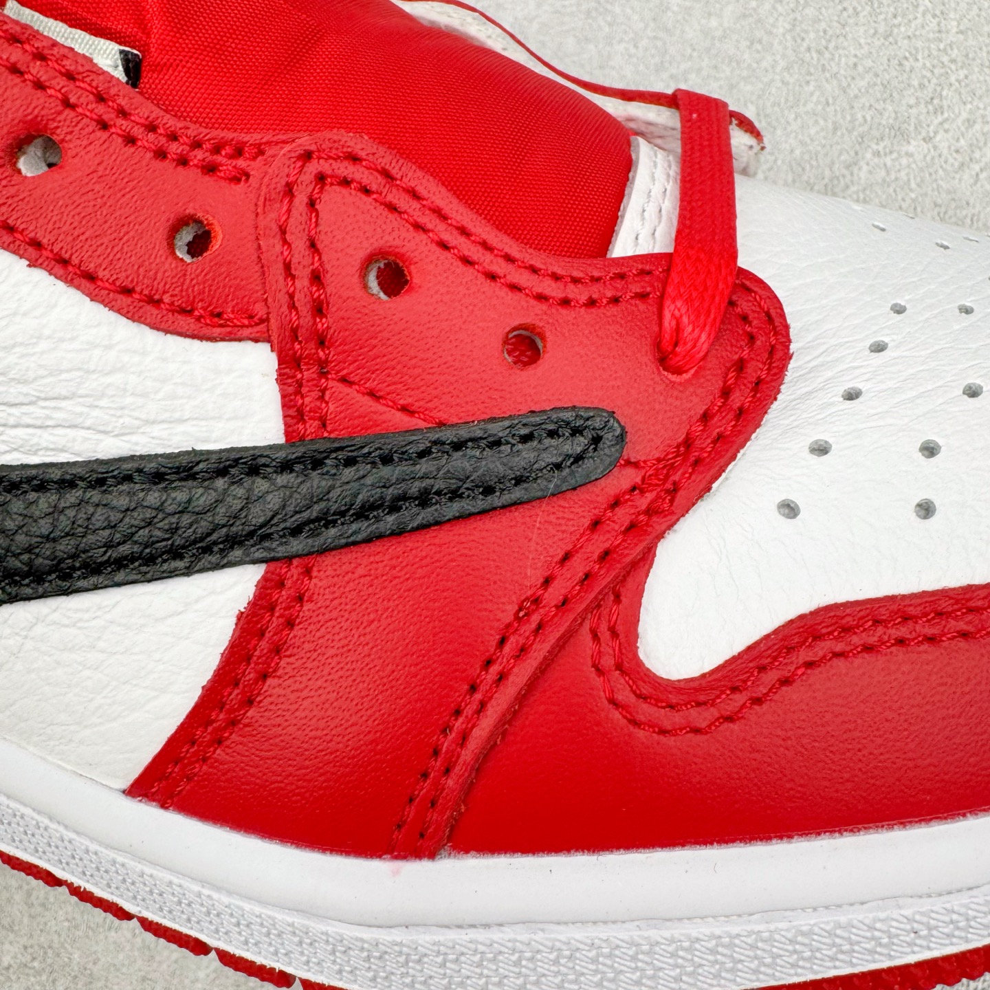 图片[19]-＃KZ神版莞产 Travis Scott x Air Jordan AJ1 Low OG SP TS联名倒钩低帮 白红黑 DM7866-101 全系列配色 外贸特供批次 新配色不断更新开发 市场中端王者 全套原纸板楦头开发 确保原汁原味 完美呈现一代版型 一比一鞋头弧度高度鞋身弧度 此版本只针对中端市场 细节品控鞋型随意秒杀市面同价位 鞋型完美 不臃肿别扭 头层皮料加持 用料绝不含糊 进口玻璃冲刀皮料裁剪零毛边 电脑针车工艺 超高鞋面清洁度 最高QC检验标准 控制溢胶瑕疵 原盒原配 飞翼3D高频深度立体 工艺方面大到整体鞋型 漏斗收腰 底线拉帮 LOGO立体程度 小到针眼排布 载片对称 冲孔效果 鞋标规范 鞋垫背胶等等 无一不是口碑收割 每双都是一个回头客 尺码：36 36.5 37.5 38 38.5 39 40 40.5 41 42 42.5 43 44 44.5 45 46 47.5-选品中心