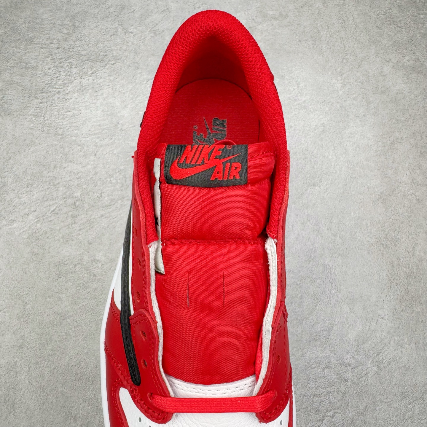 图片[5]-＃KZ神版莞产 Travis Scott x Air Jordan AJ1 Low OG SP TS联名倒钩低帮 白红黑 DM7866-101 全系列配色 外贸特供批次 新配色不断更新开发 市场中端王者 全套原纸板楦头开发 确保原汁原味 完美呈现一代版型 一比一鞋头弧度高度鞋身弧度 此版本只针对中端市场 细节品控鞋型随意秒杀市面同价位 鞋型完美 不臃肿别扭 头层皮料加持 用料绝不含糊 进口玻璃冲刀皮料裁剪零毛边 电脑针车工艺 超高鞋面清洁度 最高QC检验标准 控制溢胶瑕疵 原盒原配 飞翼3D高频深度立体 工艺方面大到整体鞋型 漏斗收腰 底线拉帮 LOGO立体程度 小到针眼排布 载片对称 冲孔效果 鞋标规范 鞋垫背胶等等 无一不是口碑收割 每双都是一个回头客 尺码：36 36.5 37.5 38 38.5 39 40 40.5 41 42 42.5 43 44 44.5 45 46 47.5-选品中心