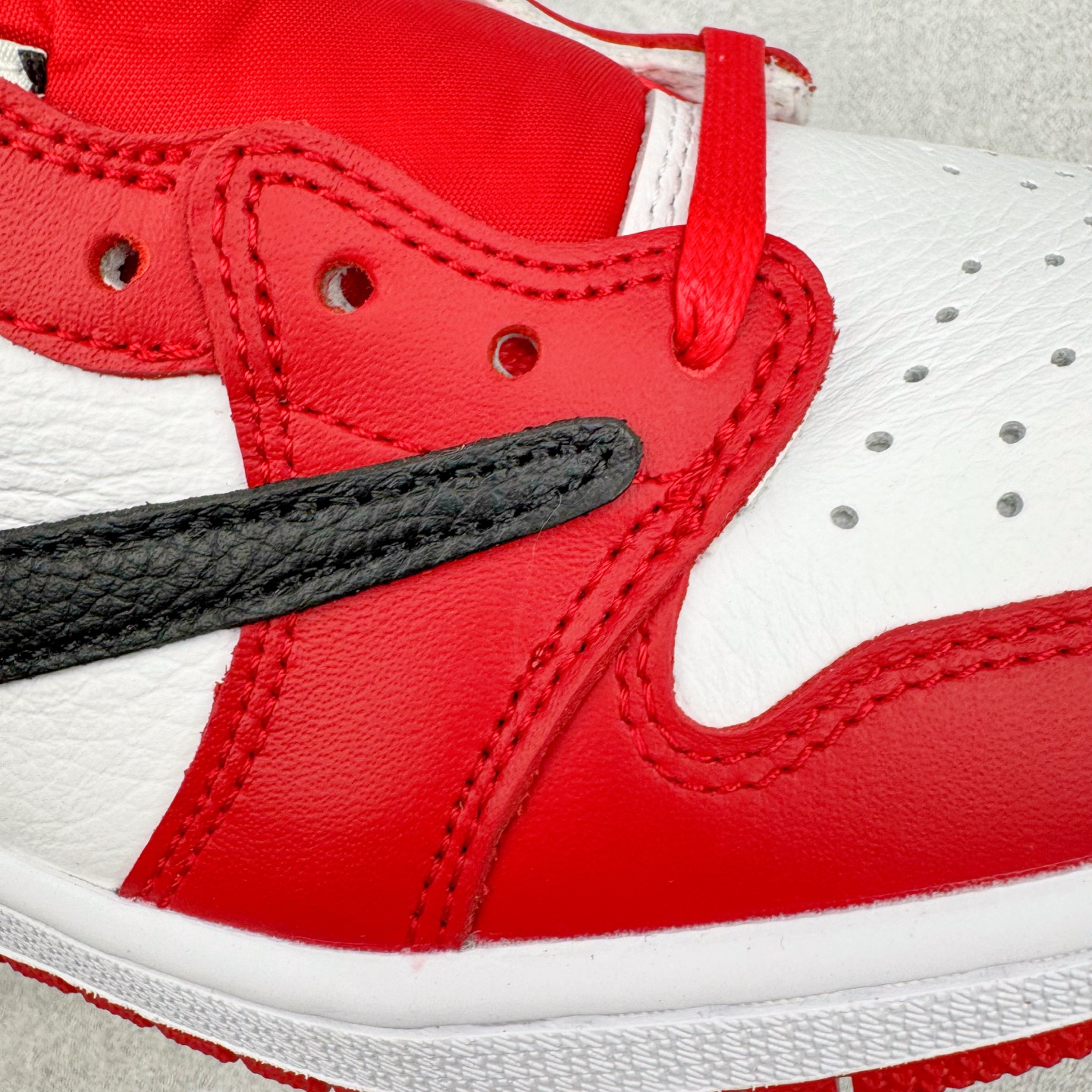 图片[15]-＃KZ神版莞产 Travis Scott x Air Jordan AJ1 Low OG SP TS联名倒钩低帮 白红黑 DM7866-101 全系列配色 外贸特供批次 新配色不断更新开发 市场中端王者 全套原纸板楦头开发 确保原汁原味 完美呈现一代版型 一比一鞋头弧度高度鞋身弧度 此版本只针对中端市场 细节品控鞋型随意秒杀市面同价位 鞋型完美 不臃肿别扭 头层皮料加持 用料绝不含糊 进口玻璃冲刀皮料裁剪零毛边 电脑针车工艺 超高鞋面清洁度 最高QC检验标准 控制溢胶瑕疵 原盒原配 飞翼3D高频深度立体 工艺方面大到整体鞋型 漏斗收腰 底线拉帮 LOGO立体程度 小到针眼排布 载片对称 冲孔效果 鞋标规范 鞋垫背胶等等 无一不是口碑收割 每双都是一个回头客 尺码：36 36.5 37.5 38 38.5 39 40 40.5 41 42 42.5 43 44 44.5 45 46 47.5-选品中心