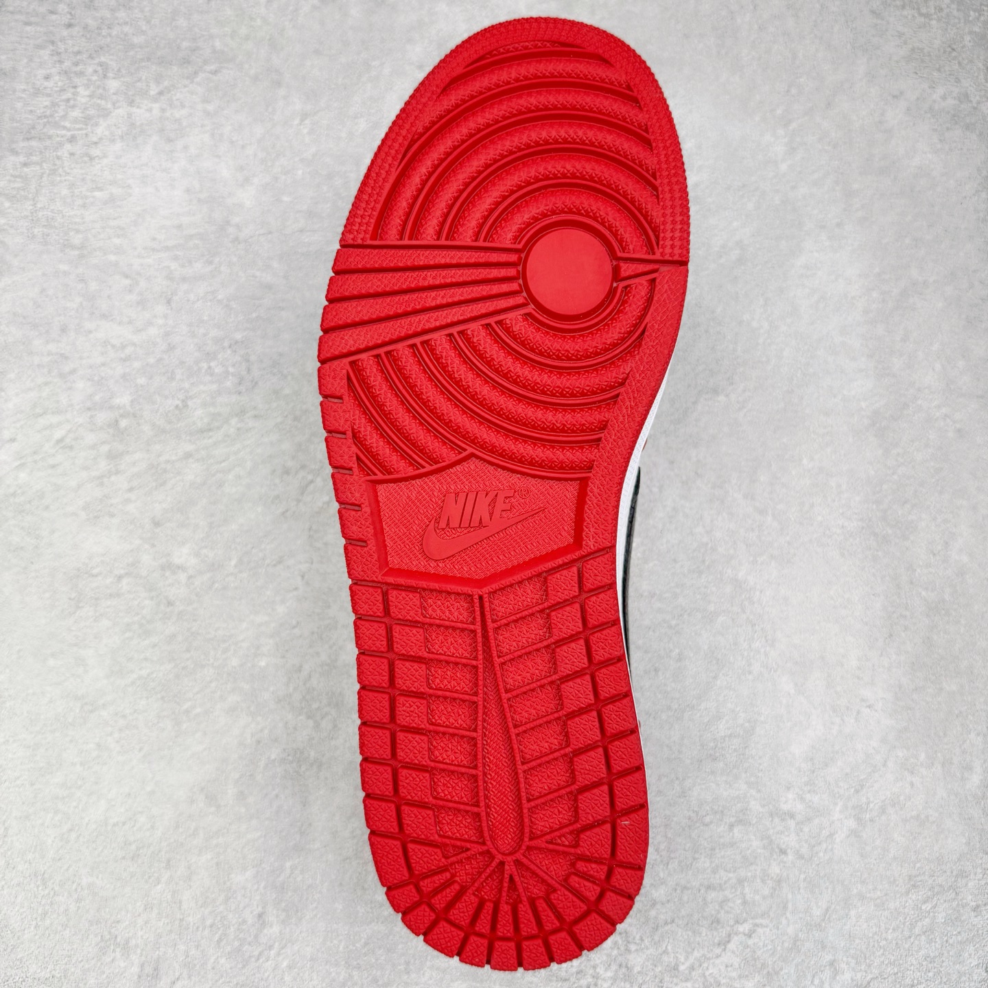 图片[9]-＃KZ神版莞产 Travis Scott x Air Jordan AJ1 Low OG SP TS联名倒钩低帮 白红黑 DM7866-101 全系列配色 外贸特供批次 新配色不断更新开发 市场中端王者 全套原纸板楦头开发 确保原汁原味 完美呈现一代版型 一比一鞋头弧度高度鞋身弧度 此版本只针对中端市场 细节品控鞋型随意秒杀市面同价位 鞋型完美 不臃肿别扭 头层皮料加持 用料绝不含糊 进口玻璃冲刀皮料裁剪零毛边 电脑针车工艺 超高鞋面清洁度 最高QC检验标准 控制溢胶瑕疵 原盒原配 飞翼3D高频深度立体 工艺方面大到整体鞋型 漏斗收腰 底线拉帮 LOGO立体程度 小到针眼排布 载片对称 冲孔效果 鞋标规范 鞋垫背胶等等 无一不是口碑收割 每双都是一个回头客 尺码：36 36.5 37.5 38 38.5 39 40 40.5 41 42 42.5 43 44 44.5 45 46 47.5-选品中心