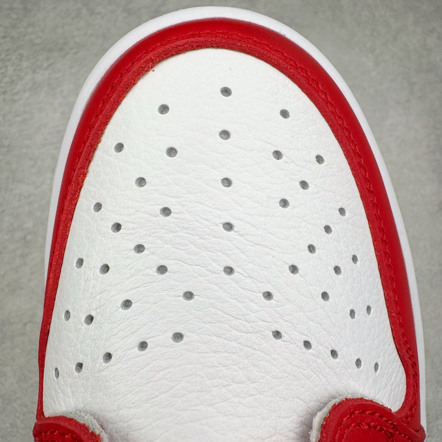 图片[17]-＃KZ神版莞产 Travis Scott x Air Jordan AJ1 Low OG SP TS联名倒钩低帮 白红黑 DM7866-101 全系列配色 外贸特供批次 新配色不断更新开发 市场中端王者 全套原纸板楦头开发 确保原汁原味 完美呈现一代版型 一比一鞋头弧度高度鞋身弧度 此版本只针对中端市场 细节品控鞋型随意秒杀市面同价位 鞋型完美 不臃肿别扭 头层皮料加持 用料绝不含糊 进口玻璃冲刀皮料裁剪零毛边 电脑针车工艺 超高鞋面清洁度 最高QC检验标准 控制溢胶瑕疵 原盒原配 飞翼3D高频深度立体 工艺方面大到整体鞋型 漏斗收腰 底线拉帮 LOGO立体程度 小到针眼排布 载片对称 冲孔效果 鞋标规范 鞋垫背胶等等 无一不是口碑收割 每双都是一个回头客 尺码：36 36.5 37.5 38 38.5 39 40 40.5 41 42 42.5 43 44 44.5 45 46 47.5-选品中心