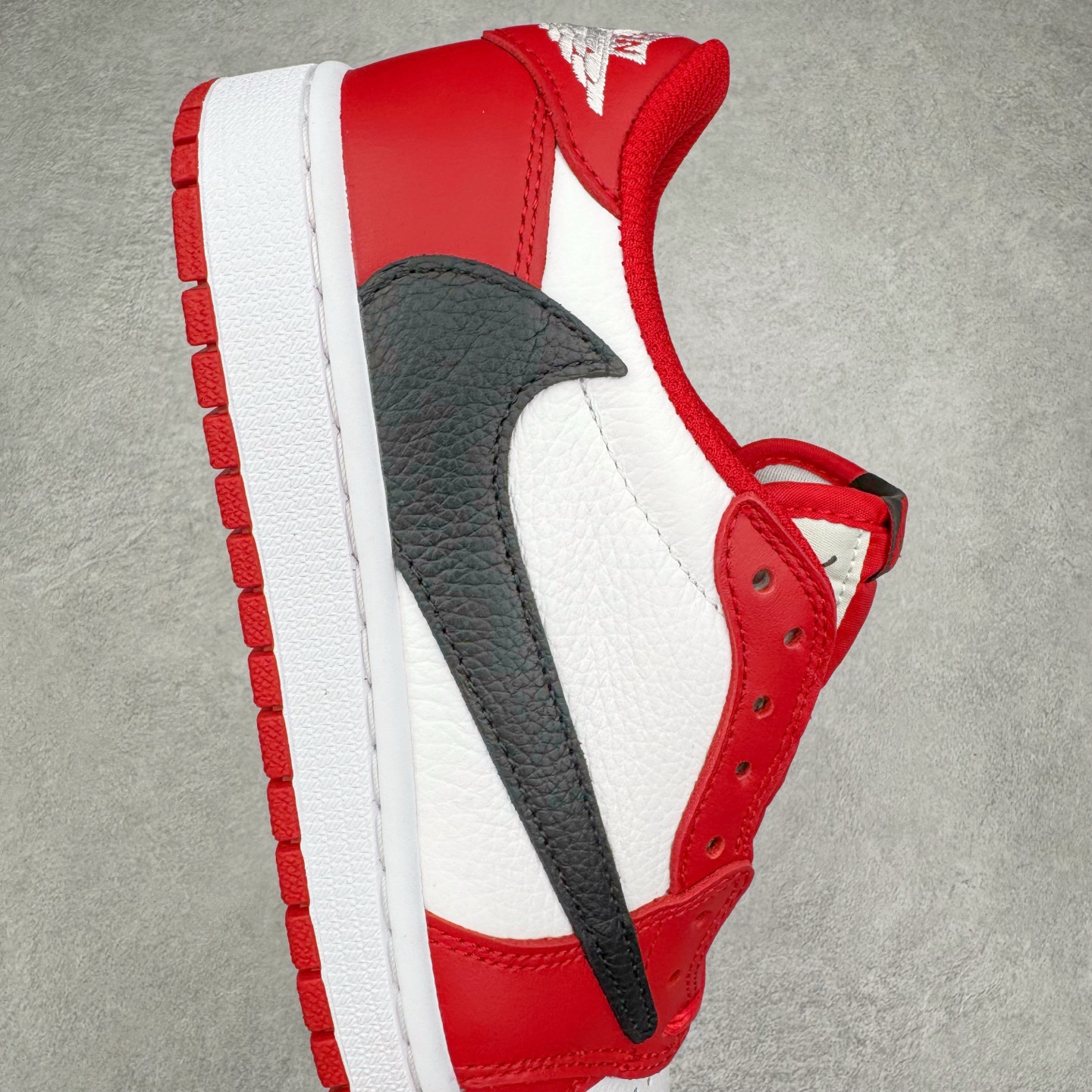 图片[6]-＃KZ神版莞产 Travis Scott x Air Jordan AJ1 Low OG SP TS联名倒钩低帮 白红黑 DM7866-101 全系列配色 外贸特供批次 新配色不断更新开发 市场中端王者 全套原纸板楦头开发 确保原汁原味 完美呈现一代版型 一比一鞋头弧度高度鞋身弧度 此版本只针对中端市场 细节品控鞋型随意秒杀市面同价位 鞋型完美 不臃肿别扭 头层皮料加持 用料绝不含糊 进口玻璃冲刀皮料裁剪零毛边 电脑针车工艺 超高鞋面清洁度 最高QC检验标准 控制溢胶瑕疵 原盒原配 飞翼3D高频深度立体 工艺方面大到整体鞋型 漏斗收腰 底线拉帮 LOGO立体程度 小到针眼排布 载片对称 冲孔效果 鞋标规范 鞋垫背胶等等 无一不是口碑收割 每双都是一个回头客 尺码：36 36.5 37.5 38 38.5 39 40 40.5 41 42 42.5 43 44 44.5 45 46 47.5-选品中心