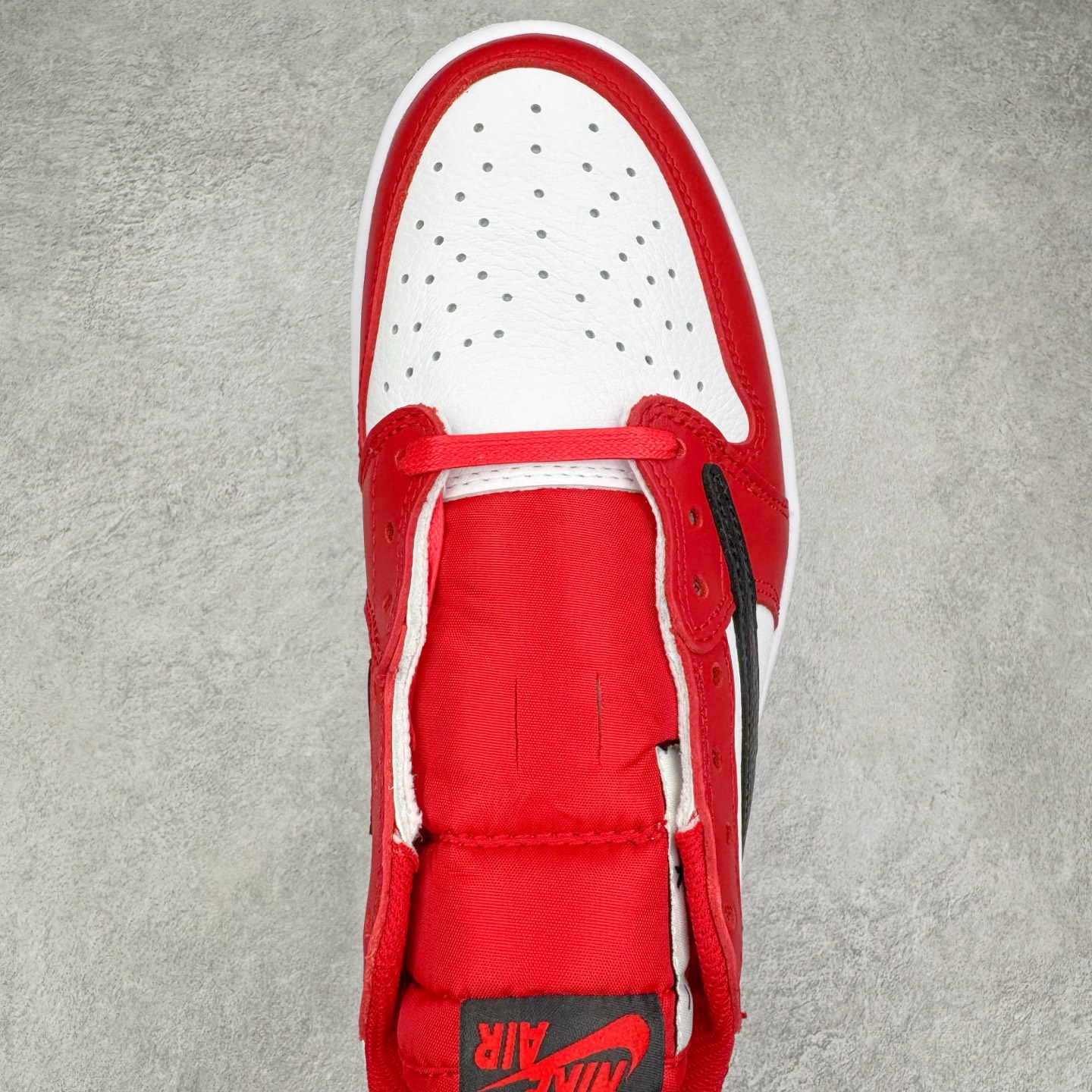 图片[4]-＃KZ神版莞产 Travis Scott x Air Jordan AJ1 Low OG SP TS联名倒钩低帮 白红黑 DM7866-101 全系列配色 外贸特供批次 新配色不断更新开发 市场中端王者 全套原纸板楦头开发 确保原汁原味 完美呈现一代版型 一比一鞋头弧度高度鞋身弧度 此版本只针对中端市场 细节品控鞋型随意秒杀市面同价位 鞋型完美 不臃肿别扭 头层皮料加持 用料绝不含糊 进口玻璃冲刀皮料裁剪零毛边 电脑针车工艺 超高鞋面清洁度 最高QC检验标准 控制溢胶瑕疵 原盒原配 飞翼3D高频深度立体 工艺方面大到整体鞋型 漏斗收腰 底线拉帮 LOGO立体程度 小到针眼排布 载片对称 冲孔效果 鞋标规范 鞋垫背胶等等 无一不是口碑收割 每双都是一个回头客 尺码：36 36.5 37.5 38 38.5 39 40 40.5 41 42 42.5 43 44 44.5 45 46 47.5-选品中心