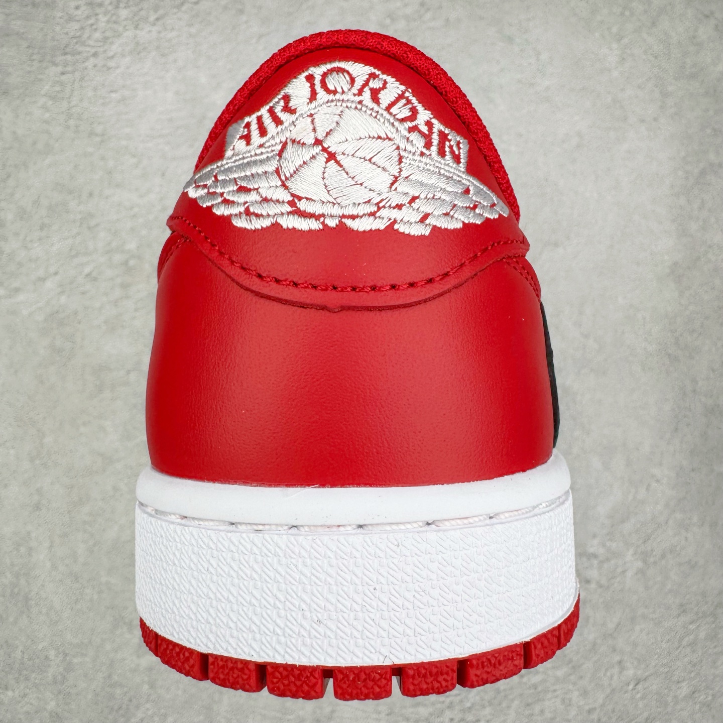 图片[8]-＃KZ神版莞产 Travis Scott x Air Jordan AJ1 Low OG SP TS联名倒钩低帮 白红黑 DM7866-101 全系列配色 外贸特供批次 新配色不断更新开发 市场中端王者 全套原纸板楦头开发 确保原汁原味 完美呈现一代版型 一比一鞋头弧度高度鞋身弧度 此版本只针对中端市场 细节品控鞋型随意秒杀市面同价位 鞋型完美 不臃肿别扭 头层皮料加持 用料绝不含糊 进口玻璃冲刀皮料裁剪零毛边 电脑针车工艺 超高鞋面清洁度 最高QC检验标准 控制溢胶瑕疵 原盒原配 飞翼3D高频深度立体 工艺方面大到整体鞋型 漏斗收腰 底线拉帮 LOGO立体程度 小到针眼排布 载片对称 冲孔效果 鞋标规范 鞋垫背胶等等 无一不是口碑收割 每双都是一个回头客 尺码：36 36.5 37.5 38 38.5 39 40 40.5 41 42 42.5 43 44 44.5 45 46 47.5-选品中心