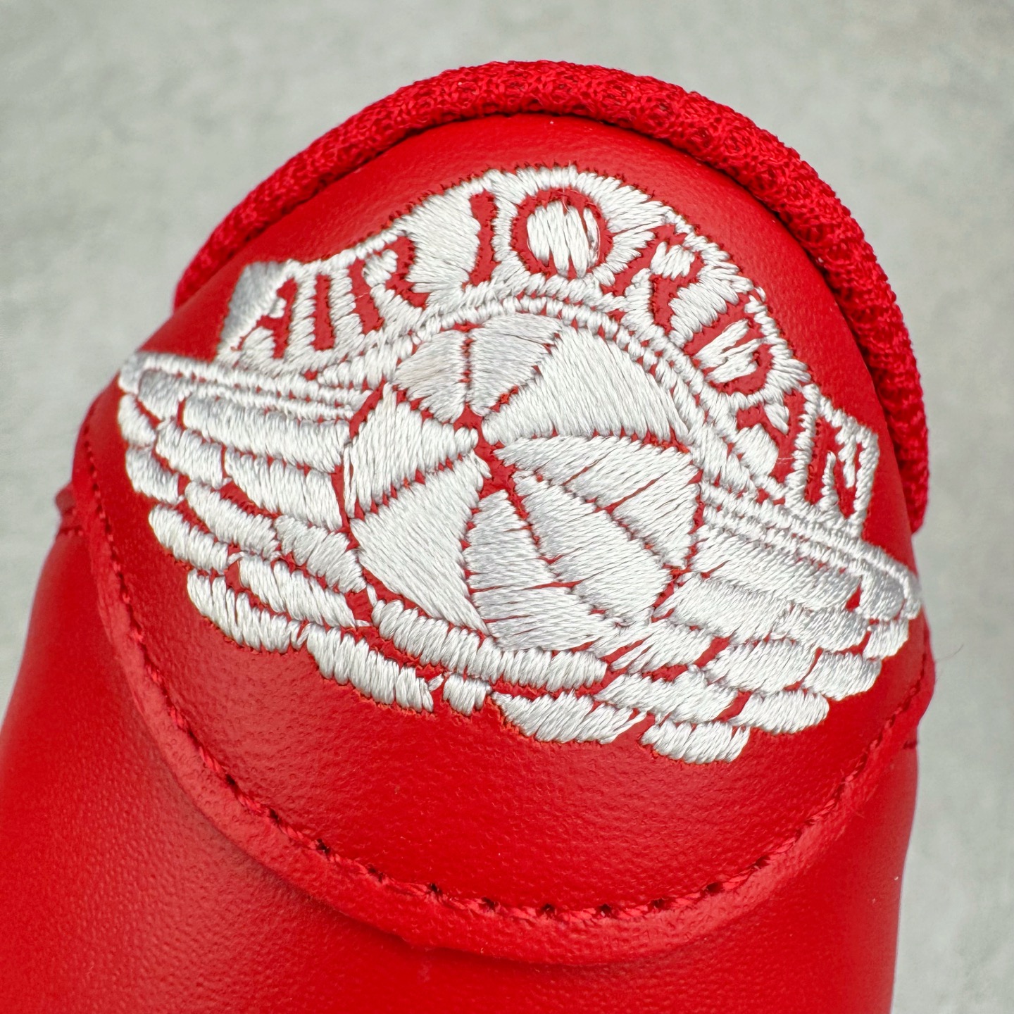 图片[18]-＃KZ神版莞产 Travis Scott x Air Jordan AJ1 Low OG SP TS联名倒钩低帮 白红黑 DM7866-101 全系列配色 外贸特供批次 新配色不断更新开发 市场中端王者 全套原纸板楦头开发 确保原汁原味 完美呈现一代版型 一比一鞋头弧度高度鞋身弧度 此版本只针对中端市场 细节品控鞋型随意秒杀市面同价位 鞋型完美 不臃肿别扭 头层皮料加持 用料绝不含糊 进口玻璃冲刀皮料裁剪零毛边 电脑针车工艺 超高鞋面清洁度 最高QC检验标准 控制溢胶瑕疵 原盒原配 飞翼3D高频深度立体 工艺方面大到整体鞋型 漏斗收腰 底线拉帮 LOGO立体程度 小到针眼排布 载片对称 冲孔效果 鞋标规范 鞋垫背胶等等 无一不是口碑收割 每双都是一个回头客 尺码：36 36.5 37.5 38 38.5 39 40 40.5 41 42 42.5 43 44 44.5 45 46 47.5-选品中心