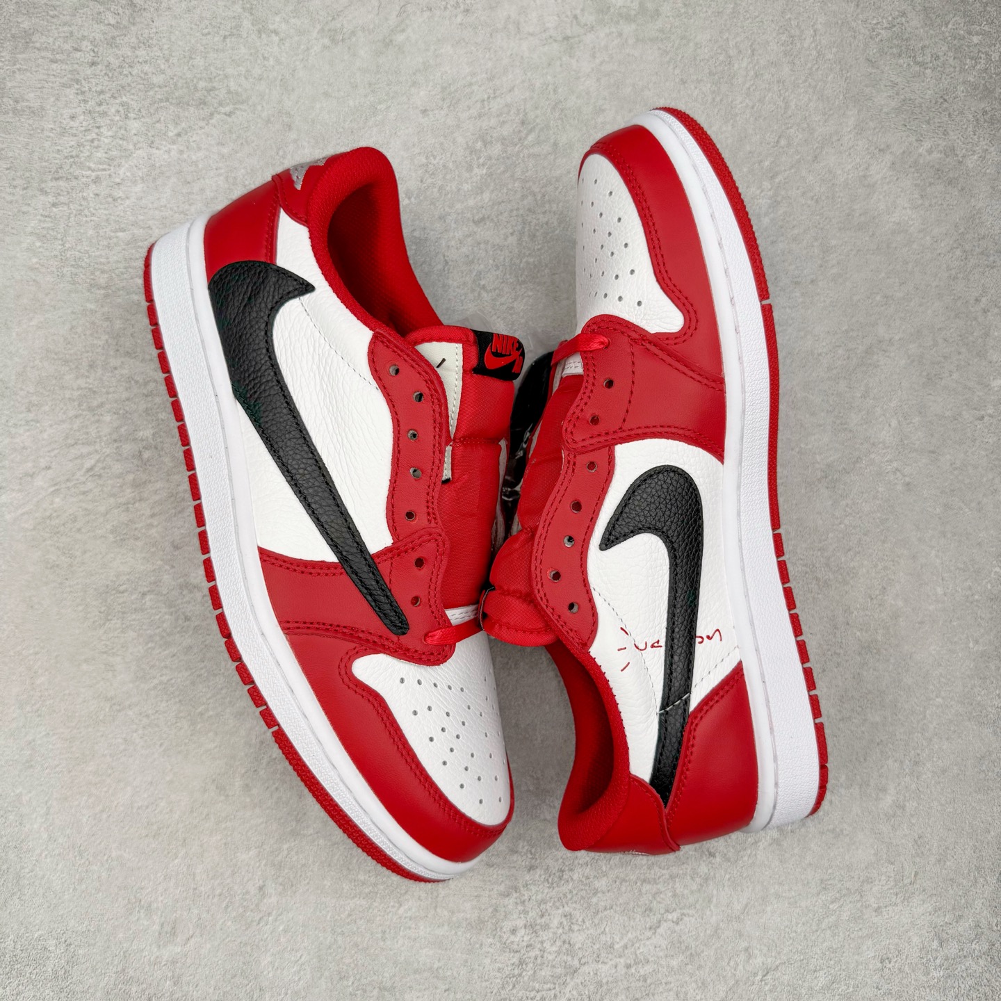 图片[3]-＃KZ神版莞产 Travis Scott x Air Jordan AJ1 Low OG SP TS联名倒钩低帮 白红黑 DM7866-101 全系列配色 外贸特供批次 新配色不断更新开发 市场中端王者 全套原纸板楦头开发 确保原汁原味 完美呈现一代版型 一比一鞋头弧度高度鞋身弧度 此版本只针对中端市场 细节品控鞋型随意秒杀市面同价位 鞋型完美 不臃肿别扭 头层皮料加持 用料绝不含糊 进口玻璃冲刀皮料裁剪零毛边 电脑针车工艺 超高鞋面清洁度 最高QC检验标准 控制溢胶瑕疵 原盒原配 飞翼3D高频深度立体 工艺方面大到整体鞋型 漏斗收腰 底线拉帮 LOGO立体程度 小到针眼排布 载片对称 冲孔效果 鞋标规范 鞋垫背胶等等 无一不是口碑收割 每双都是一个回头客 尺码：36 36.5 37.5 38 38.5 39 40 40.5 41 42 42.5 43 44 44.5 45 46 47.5-选品中心