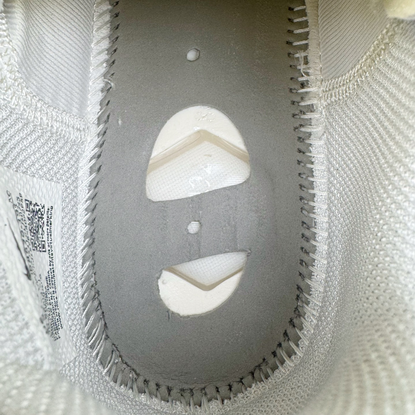 图片[11]-＃灭世/Max NK Air Zoom G.T.Cut 3 EP 实战系列篮球鞋 IB8870-191 全新GT Cut 3.0 全掌搭载了 ZoomX 泡棉 使得整双鞋在缓震表现上可谓相当优秀 拥有着顶级科技配置的同时 颜值设计也非常可观 整体鞋型仍然保留了前低后高的设计 G.T. Cut 传统的突进极速突破的感觉 鞋头麂皮材质和 NK Flywire 飞线工艺 相对来说包裹感更好了 必备的TPU 支撑片 两侧 Swoosh 的透气孔设计 起到散热透气的作用 鞋舌采用类似跑鞋的半开叉式设计 搭配鞋带既可以提升包裹感 又降低了运动中鞋舌乱跑的可能性 鞋子内里填充相当厚实 避免掉跟 尺码：39 40 40.5 41 42 42.5 43 44 44.5 45 46-选品中心