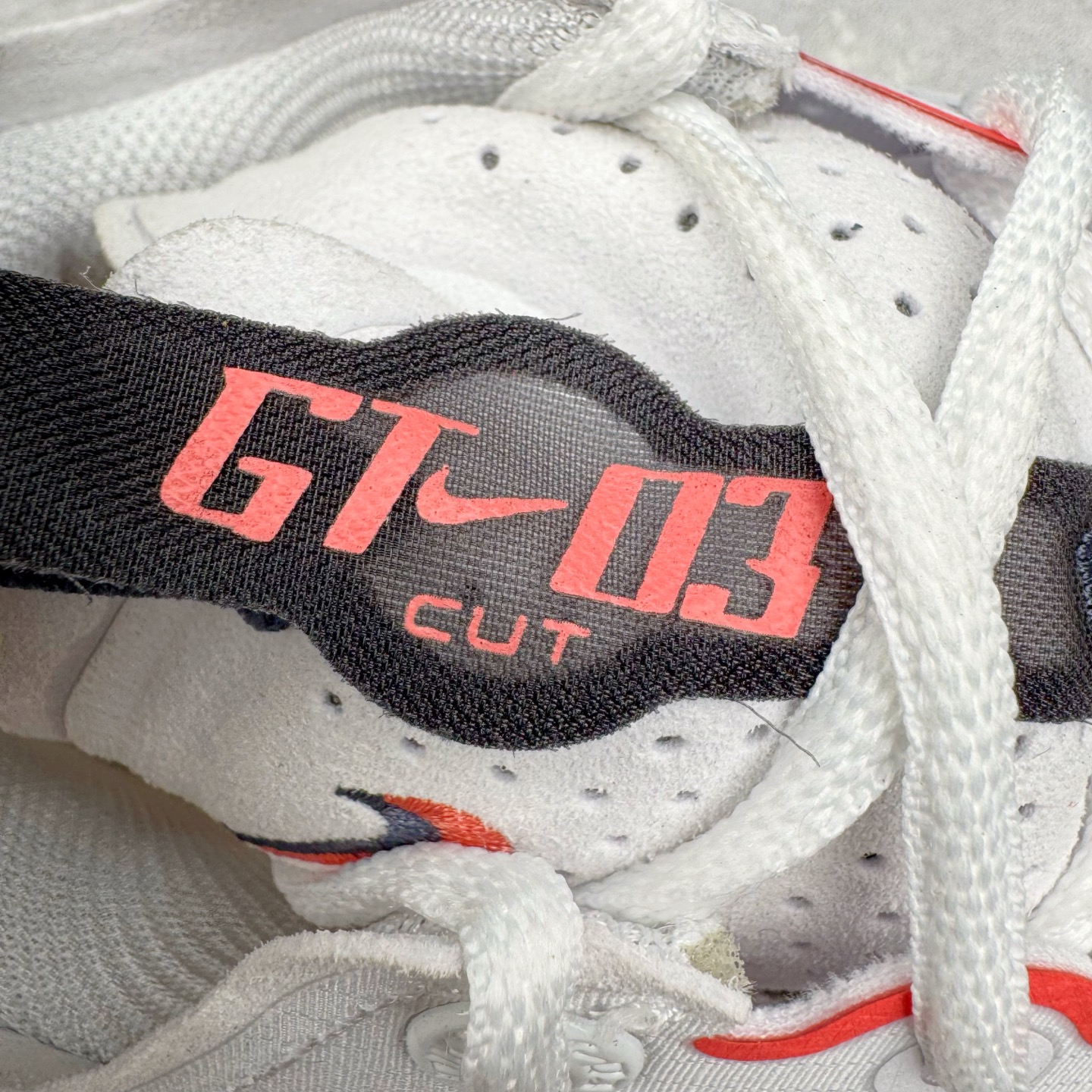 图片[13]-＃灭世/Max NK Air Zoom G.T.Cut 3 EP 实战系列篮球鞋 IB8870-191 全新GT Cut 3.0 全掌搭载了 ZoomX 泡棉 使得整双鞋在缓震表现上可谓相当优秀 拥有着顶级科技配置的同时 颜值设计也非常可观 整体鞋型仍然保留了前低后高的设计 G.T. Cut 传统的突进极速突破的感觉 鞋头麂皮材质和 NK Flywire 飞线工艺 相对来说包裹感更好了 必备的TPU 支撑片 两侧 Swoosh 的透气孔设计 起到散热透气的作用 鞋舌采用类似跑鞋的半开叉式设计 搭配鞋带既可以提升包裹感 又降低了运动中鞋舌乱跑的可能性 鞋子内里填充相当厚实 避免掉跟 尺码：39 40 40.5 41 42 42.5 43 44 44.5 45 46-选品中心