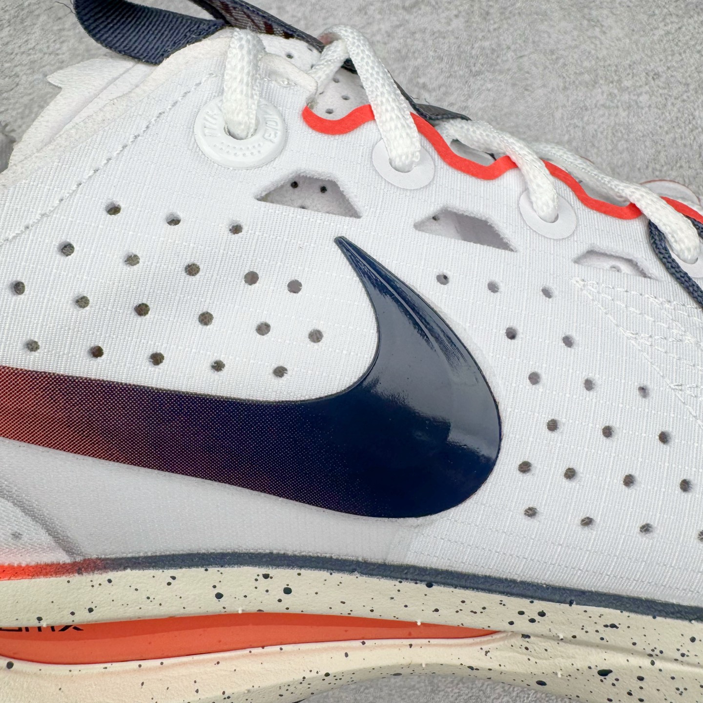 图片[16]-＃灭世/Max NK Air Zoom G.T.Cut 3 EP 实战系列篮球鞋 IB8870-191 全新GT Cut 3.0 全掌搭载了 ZoomX 泡棉 使得整双鞋在缓震表现上可谓相当优秀 拥有着顶级科技配置的同时 颜值设计也非常可观 整体鞋型仍然保留了前低后高的设计 G.T. Cut 传统的突进极速突破的感觉 鞋头麂皮材质和 NK Flywire 飞线工艺 相对来说包裹感更好了 必备的TPU 支撑片 两侧 Swoosh 的透气孔设计 起到散热透气的作用 鞋舌采用类似跑鞋的半开叉式设计 搭配鞋带既可以提升包裹感 又降低了运动中鞋舌乱跑的可能性 鞋子内里填充相当厚实 避免掉跟 尺码：39 40 40.5 41 42 42.5 43 44 44.5 45 46-选品中心