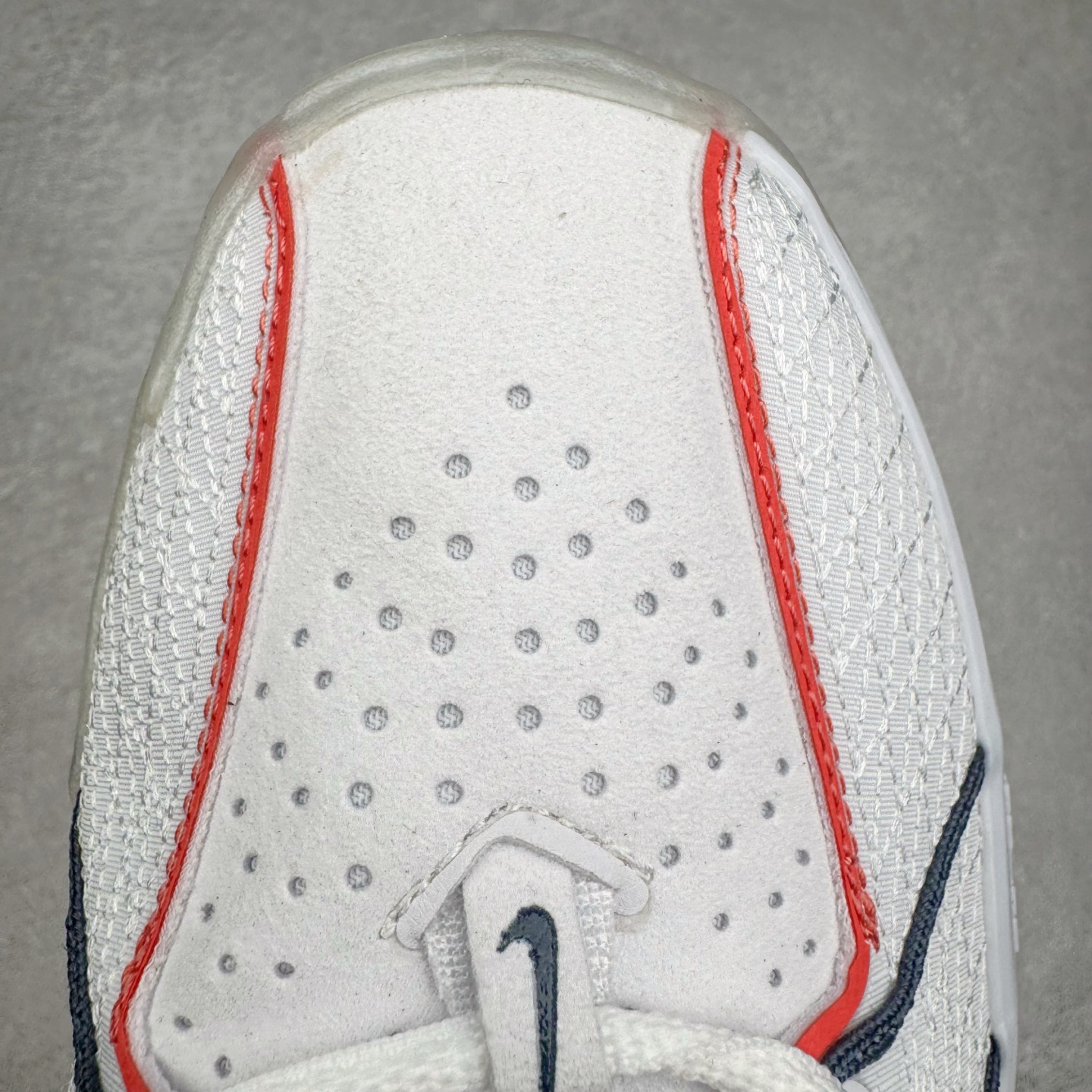 图片[14]-＃灭世/Max NK Air Zoom G.T.Cut 3 EP 实战系列篮球鞋 IB8870-191 全新GT Cut 3.0 全掌搭载了 ZoomX 泡棉 使得整双鞋在缓震表现上可谓相当优秀 拥有着顶级科技配置的同时 颜值设计也非常可观 整体鞋型仍然保留了前低后高的设计 G.T. Cut 传统的突进极速突破的感觉 鞋头麂皮材质和 NK Flywire 飞线工艺 相对来说包裹感更好了 必备的TPU 支撑片 两侧 Swoosh 的透气孔设计 起到散热透气的作用 鞋舌采用类似跑鞋的半开叉式设计 搭配鞋带既可以提升包裹感 又降低了运动中鞋舌乱跑的可能性 鞋子内里填充相当厚实 避免掉跟 尺码：39 40 40.5 41 42 42.5 43 44 44.5 45 46-选品中心