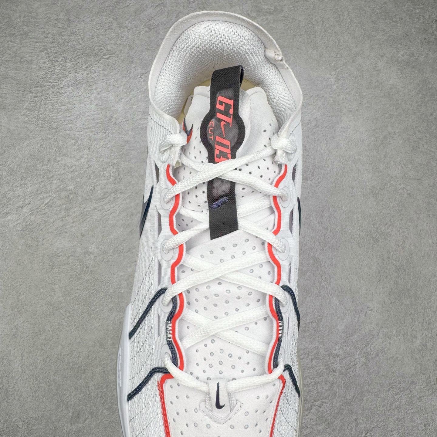 图片[5]-＃灭世/Max NK Air Zoom G.T.Cut 3 EP 实战系列篮球鞋 IB8870-191 全新GT Cut 3.0 全掌搭载了 ZoomX 泡棉 使得整双鞋在缓震表现上可谓相当优秀 拥有着顶级科技配置的同时 颜值设计也非常可观 整体鞋型仍然保留了前低后高的设计 G.T. Cut 传统的突进极速突破的感觉 鞋头麂皮材质和 NK Flywire 飞线工艺 相对来说包裹感更好了 必备的TPU 支撑片 两侧 Swoosh 的透气孔设计 起到散热透气的作用 鞋舌采用类似跑鞋的半开叉式设计 搭配鞋带既可以提升包裹感 又降低了运动中鞋舌乱跑的可能性 鞋子内里填充相当厚实 避免掉跟 尺码：39 40 40.5 41 42 42.5 43 44 44.5 45 46-选品中心