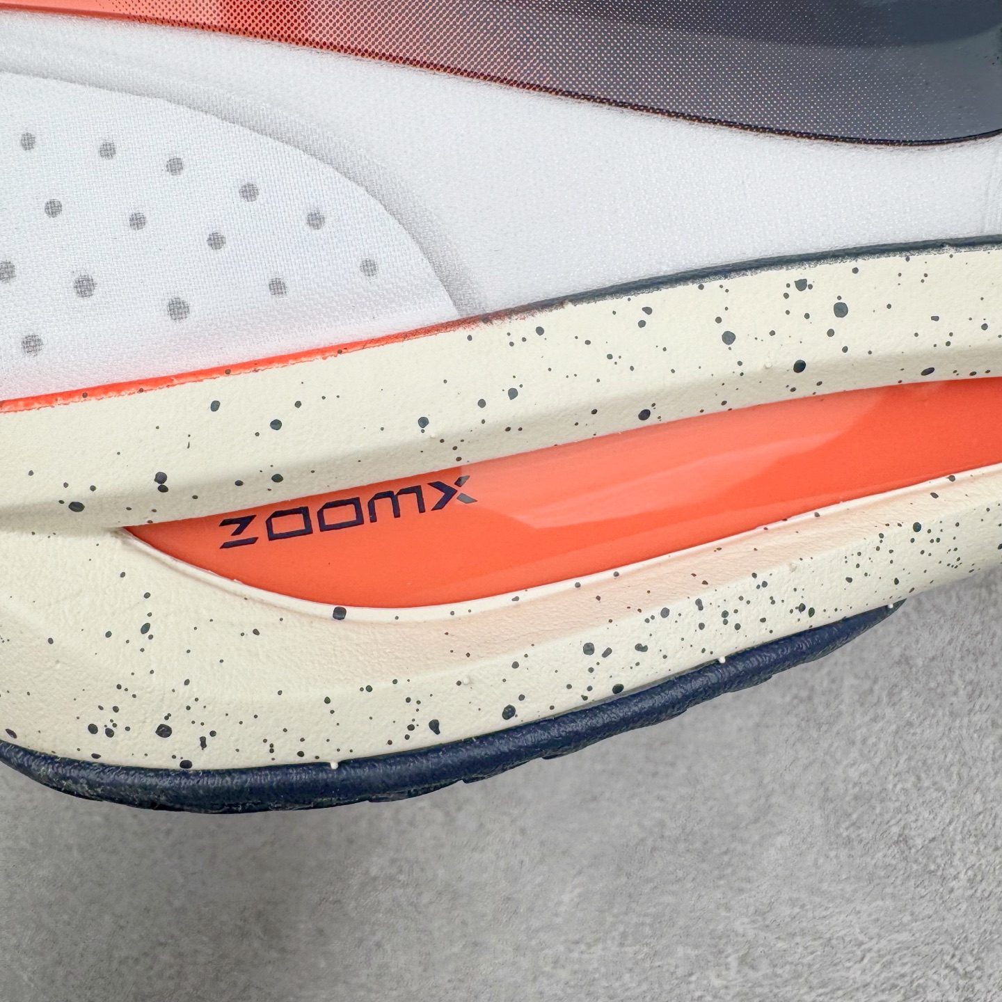 图片[17]-＃灭世/Max NK Air Zoom G.T.Cut 3 EP 实战系列篮球鞋 IB8870-191 全新GT Cut 3.0 全掌搭载了 ZoomX 泡棉 使得整双鞋在缓震表现上可谓相当优秀 拥有着顶级科技配置的同时 颜值设计也非常可观 整体鞋型仍然保留了前低后高的设计 G.T. Cut 传统的突进极速突破的感觉 鞋头麂皮材质和 NK Flywire 飞线工艺 相对来说包裹感更好了 必备的TPU 支撑片 两侧 Swoosh 的透气孔设计 起到散热透气的作用 鞋舌采用类似跑鞋的半开叉式设计 搭配鞋带既可以提升包裹感 又降低了运动中鞋舌乱跑的可能性 鞋子内里填充相当厚实 避免掉跟 尺码：39 40 40.5 41 42 42.5 43 44 44.5 45 46-选品中心