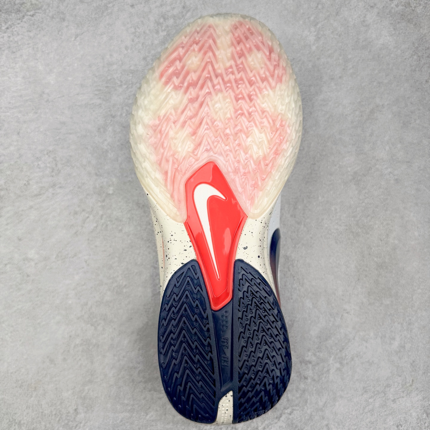 图片[9]-＃灭世/Max NK Air Zoom G.T.Cut 3 EP 实战系列篮球鞋 IB8870-191 全新GT Cut 3.0 全掌搭载了 ZoomX 泡棉 使得整双鞋在缓震表现上可谓相当优秀 拥有着顶级科技配置的同时 颜值设计也非常可观 整体鞋型仍然保留了前低后高的设计 G.T. Cut 传统的突进极速突破的感觉 鞋头麂皮材质和 NK Flywire 飞线工艺 相对来说包裹感更好了 必备的TPU 支撑片 两侧 Swoosh 的透气孔设计 起到散热透气的作用 鞋舌采用类似跑鞋的半开叉式设计 搭配鞋带既可以提升包裹感 又降低了运动中鞋舌乱跑的可能性 鞋子内里填充相当厚实 避免掉跟 尺码：39 40 40.5 41 42 42.5 43 44 44.5 45 46-选品中心