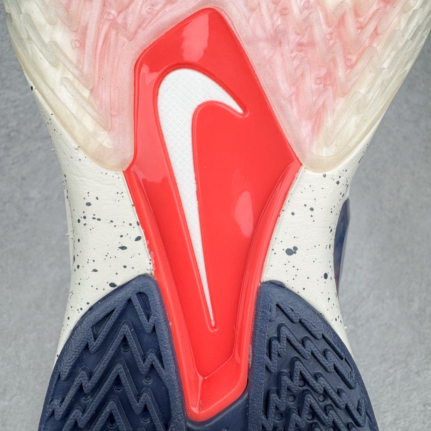 图片[18]-＃灭世/Max NK Air Zoom G.T.Cut 3 EP 实战系列篮球鞋 IB8870-191 全新GT Cut 3.0 全掌搭载了 ZoomX 泡棉 使得整双鞋在缓震表现上可谓相当优秀 拥有着顶级科技配置的同时 颜值设计也非常可观 整体鞋型仍然保留了前低后高的设计 G.T. Cut 传统的突进极速突破的感觉 鞋头麂皮材质和 NK Flywire 飞线工艺 相对来说包裹感更好了 必备的TPU 支撑片 两侧 Swoosh 的透气孔设计 起到散热透气的作用 鞋舌采用类似跑鞋的半开叉式设计 搭配鞋带既可以提升包裹感 又降低了运动中鞋舌乱跑的可能性 鞋子内里填充相当厚实 避免掉跟 尺码：39 40 40.5 41 42 42.5 43 44 44.5 45 46-选品中心