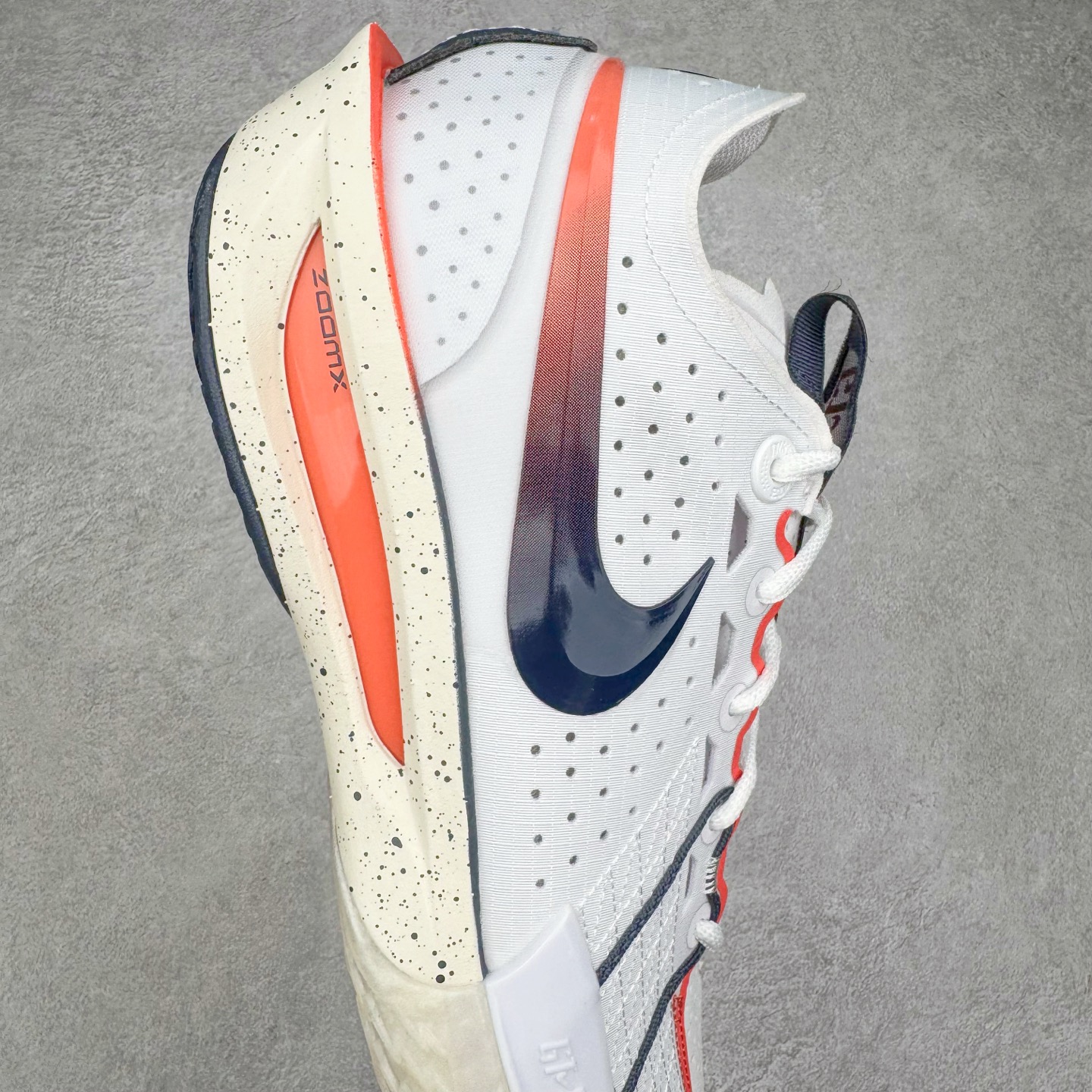 图片[6]-＃灭世/Max NK Air Zoom G.T.Cut 3 EP 实战系列篮球鞋 IB8870-191 全新GT Cut 3.0 全掌搭载了 ZoomX 泡棉 使得整双鞋在缓震表现上可谓相当优秀 拥有着顶级科技配置的同时 颜值设计也非常可观 整体鞋型仍然保留了前低后高的设计 G.T. Cut 传统的突进极速突破的感觉 鞋头麂皮材质和 NK Flywire 飞线工艺 相对来说包裹感更好了 必备的TPU 支撑片 两侧 Swoosh 的透气孔设计 起到散热透气的作用 鞋舌采用类似跑鞋的半开叉式设计 搭配鞋带既可以提升包裹感 又降低了运动中鞋舌乱跑的可能性 鞋子内里填充相当厚实 避免掉跟 尺码：39 40 40.5 41 42 42.5 43 44 44.5 45 46-选品中心