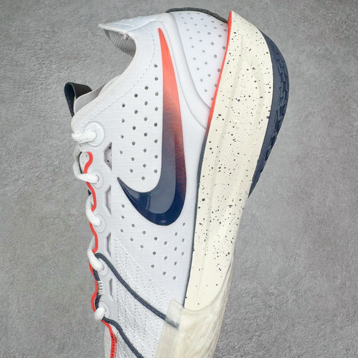 图片[7]-＃灭世/Max NK Air Zoom G.T.Cut 3 EP 实战系列篮球鞋 IB8870-191 全新GT Cut 3.0 全掌搭载了 ZoomX 泡棉 使得整双鞋在缓震表现上可谓相当优秀 拥有着顶级科技配置的同时 颜值设计也非常可观 整体鞋型仍然保留了前低后高的设计 G.T. Cut 传统的突进极速突破的感觉 鞋头麂皮材质和 NK Flywire 飞线工艺 相对来说包裹感更好了 必备的TPU 支撑片 两侧 Swoosh 的透气孔设计 起到散热透气的作用 鞋舌采用类似跑鞋的半开叉式设计 搭配鞋带既可以提升包裹感 又降低了运动中鞋舌乱跑的可能性 鞋子内里填充相当厚实 避免掉跟 尺码：39 40 40.5 41 42 42.5 43 44 44.5 45 46-选品中心