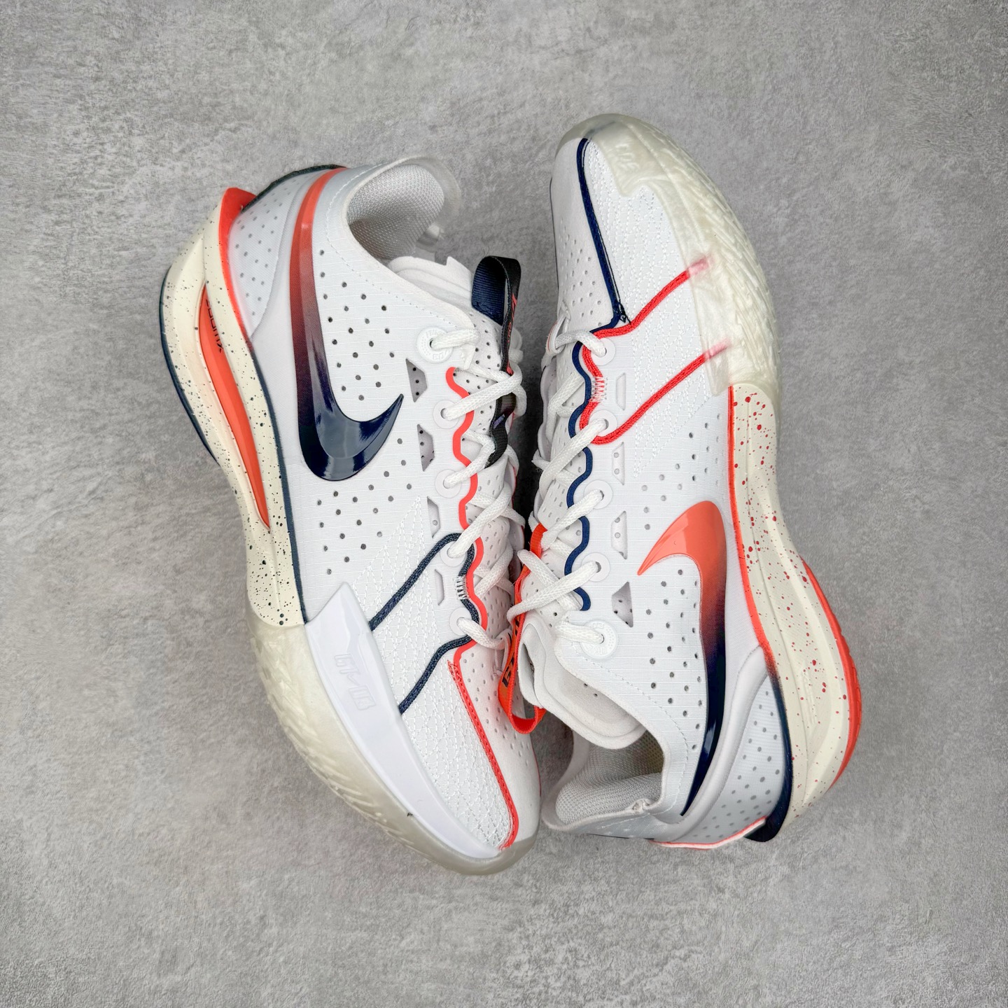 图片[3]-＃灭世/Max NK Air Zoom G.T.Cut 3 EP 实战系列篮球鞋 IB8870-191 全新GT Cut 3.0 全掌搭载了 ZoomX 泡棉 使得整双鞋在缓震表现上可谓相当优秀 拥有着顶级科技配置的同时 颜值设计也非常可观 整体鞋型仍然保留了前低后高的设计 G.T. Cut 传统的突进极速突破的感觉 鞋头麂皮材质和 NK Flywire 飞线工艺 相对来说包裹感更好了 必备的TPU 支撑片 两侧 Swoosh 的透气孔设计 起到散热透气的作用 鞋舌采用类似跑鞋的半开叉式设计 搭配鞋带既可以提升包裹感 又降低了运动中鞋舌乱跑的可能性 鞋子内里填充相当厚实 避免掉跟 尺码：39 40 40.5 41 42 42.5 43 44 44.5 45 46-选品中心