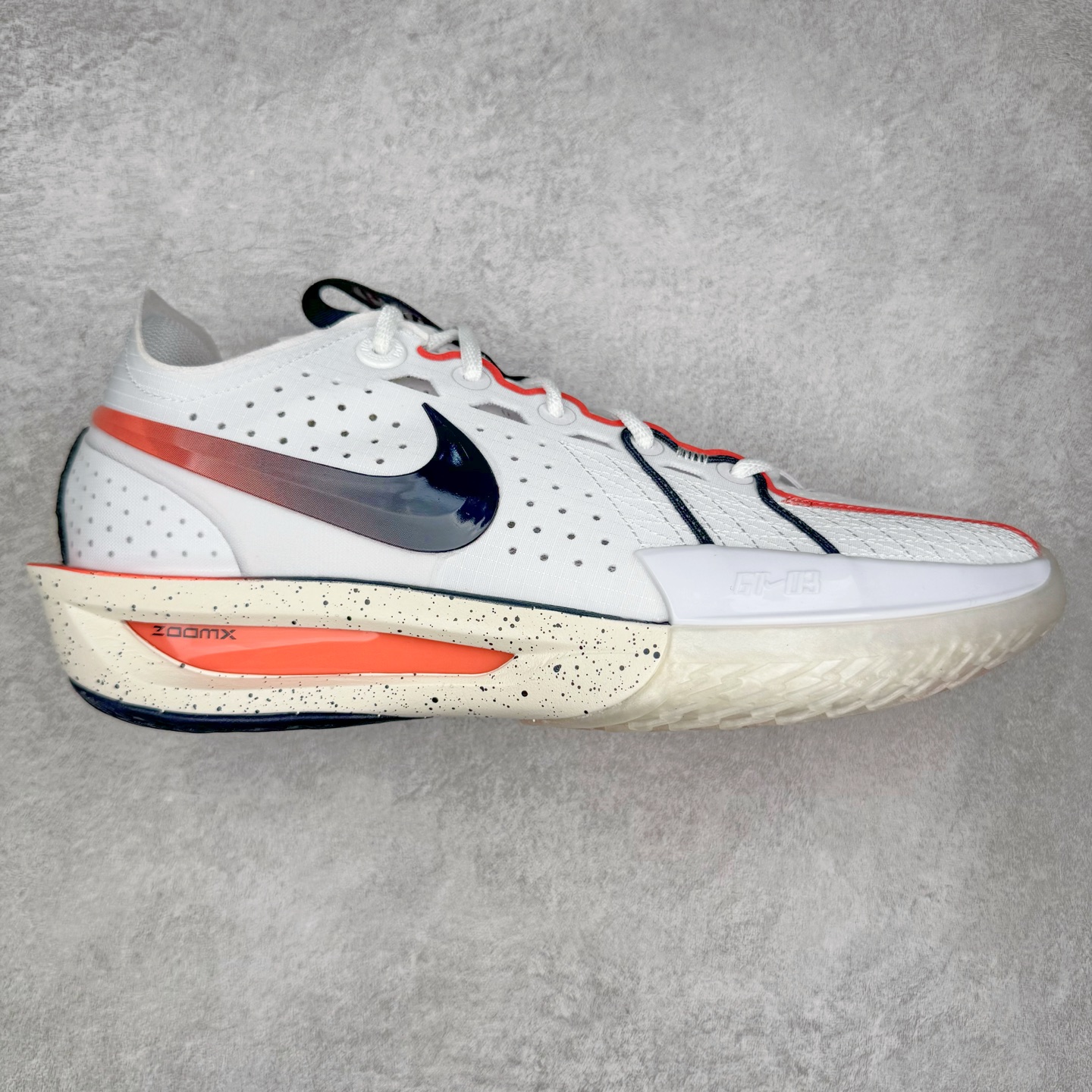 ＃灭世/Max NK Air Zoom G.T.Cut 3 EP 实战系列篮球鞋 IB8870-191 全新GT Cut 3.0 全掌搭载了 ZoomX 泡棉 使得整双鞋在缓震表现上可谓相当优秀 拥有着顶级科技配置的同时 颜值设计也非常可观 整体鞋型仍然保留了前低后高的设计 G.T. Cut 传统的突进极速突破的感觉 鞋头麂皮材质和 NK Flywire 飞线工艺 相对来说包裹感更好了 必备的TPU 支撑片 两侧 Swoosh 的透气孔设计 起到散热透气的作用 鞋舌采用类似跑鞋的半开叉式设计 搭配鞋带既可以提升包裹感 又降低了运动中鞋舌乱跑的可能性 鞋子内里填充相当厚实 避免掉跟 尺码：39 40 40.5 41 42 42.5 43 44 44.5 45 46-选品中心