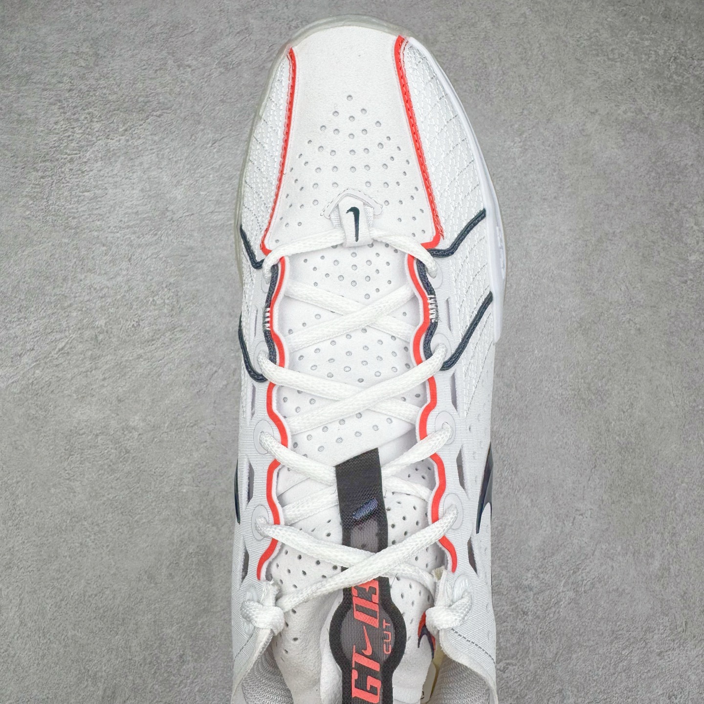 图片[4]-＃灭世/Max NK Air Zoom G.T.Cut 3 EP 实战系列篮球鞋 IB8870-191 全新GT Cut 3.0 全掌搭载了 ZoomX 泡棉 使得整双鞋在缓震表现上可谓相当优秀 拥有着顶级科技配置的同时 颜值设计也非常可观 整体鞋型仍然保留了前低后高的设计 G.T. Cut 传统的突进极速突破的感觉 鞋头麂皮材质和 NK Flywire 飞线工艺 相对来说包裹感更好了 必备的TPU 支撑片 两侧 Swoosh 的透气孔设计 起到散热透气的作用 鞋舌采用类似跑鞋的半开叉式设计 搭配鞋带既可以提升包裹感 又降低了运动中鞋舌乱跑的可能性 鞋子内里填充相当厚实 避免掉跟 尺码：39 40 40.5 41 42 42.5 43 44 44.5 45 46-选品中心