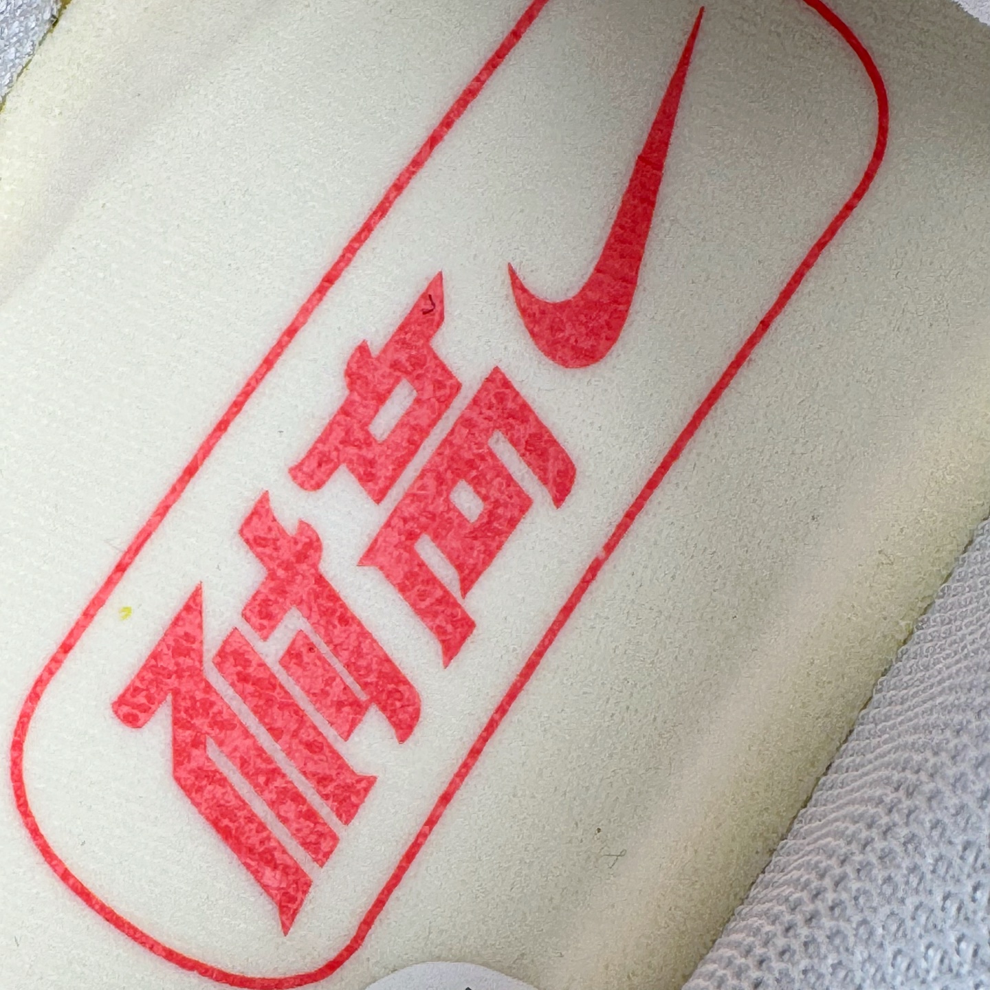 图片[12]-＃灭世/Max NK Air Zoom G.T.Cut 3 EP 实战系列篮球鞋 IB8870-191 全新GT Cut 3.0 全掌搭载了 ZoomX 泡棉 使得整双鞋在缓震表现上可谓相当优秀 拥有着顶级科技配置的同时 颜值设计也非常可观 整体鞋型仍然保留了前低后高的设计 G.T. Cut 传统的突进极速突破的感觉 鞋头麂皮材质和 NK Flywire 飞线工艺 相对来说包裹感更好了 必备的TPU 支撑片 两侧 Swoosh 的透气孔设计 起到散热透气的作用 鞋舌采用类似跑鞋的半开叉式设计 搭配鞋带既可以提升包裹感 又降低了运动中鞋舌乱跑的可能性 鞋子内里填充相当厚实 避免掉跟 尺码：39 40 40.5 41 42 42.5 43 44 44.5 45 46-选品中心