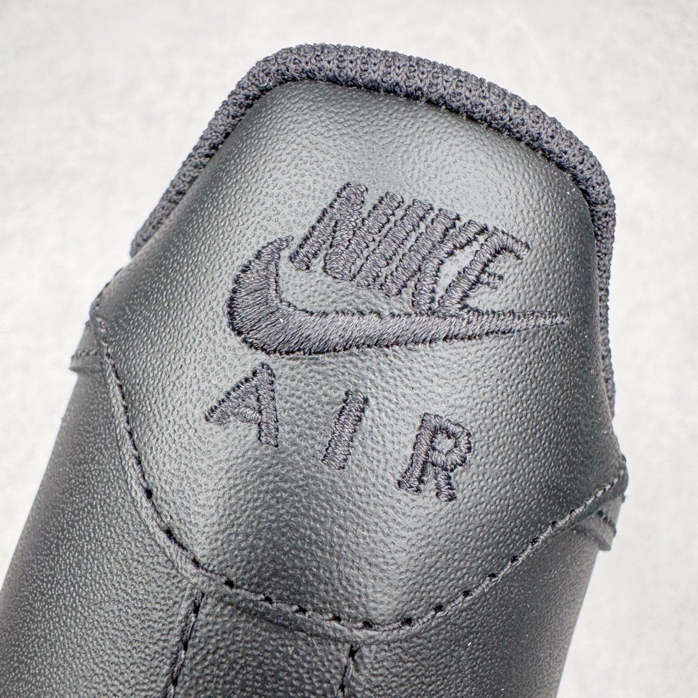 图片[17]-＃GX NK Air Force 1 Low \’07 空军一号低帮经典板鞋 纯黑 CW2288-001 经典老鞋 完美复刻 不规则波浪大底咬花 全鞋电脑针车 工整有序 视觉效果满分 原厂拉帮手法 标准四线 密度针距针孔大小控制到位 原装反口里网布海绵 正确卡色网眼大小 新版鞋撑改用纸团代替 原厂港宝加持完美还原灵魂版型 原盒原配从里到外百分百还原 原厂全头层原厂皮料 原标原盒 内置Sole气垫 中底白色背胶 中底划线 已经无限的接近公司 原厂楦头 原厂刺绣 后跟弧度修正 独家私模最大开发到48.5 尺码：35.5 36 37.5 38 38.5 39 40 40.5 41 42 42.5 43 44 44.5 45 46 47.5 48.5-选品中心