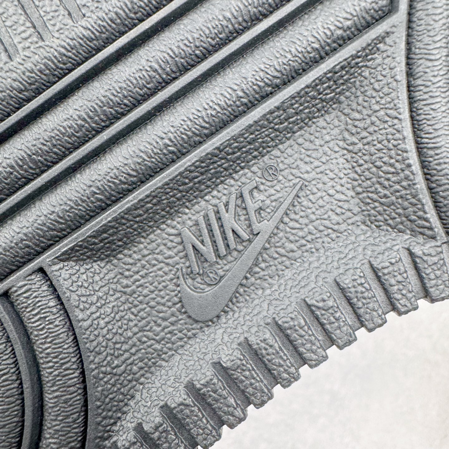 图片[22]-＃GX NK Air Force 1 Low \’07 空军一号低帮经典板鞋 纯黑 CW2288-001 经典老鞋 完美复刻 不规则波浪大底咬花 全鞋电脑针车 工整有序 视觉效果满分 原厂拉帮手法 标准四线 密度针距针孔大小控制到位 原装反口里网布海绵 正确卡色网眼大小 新版鞋撑改用纸团代替 原厂港宝加持完美还原灵魂版型 原盒原配从里到外百分百还原 原厂全头层原厂皮料 原标原盒 内置Sole气垫 中底白色背胶 中底划线 已经无限的接近公司 原厂楦头 原厂刺绣 后跟弧度修正 独家私模最大开发到48.5 尺码：35.5 36 37.5 38 38.5 39 40 40.5 41 42 42.5 43 44 44.5 45 46 47.5 48.5-选品中心