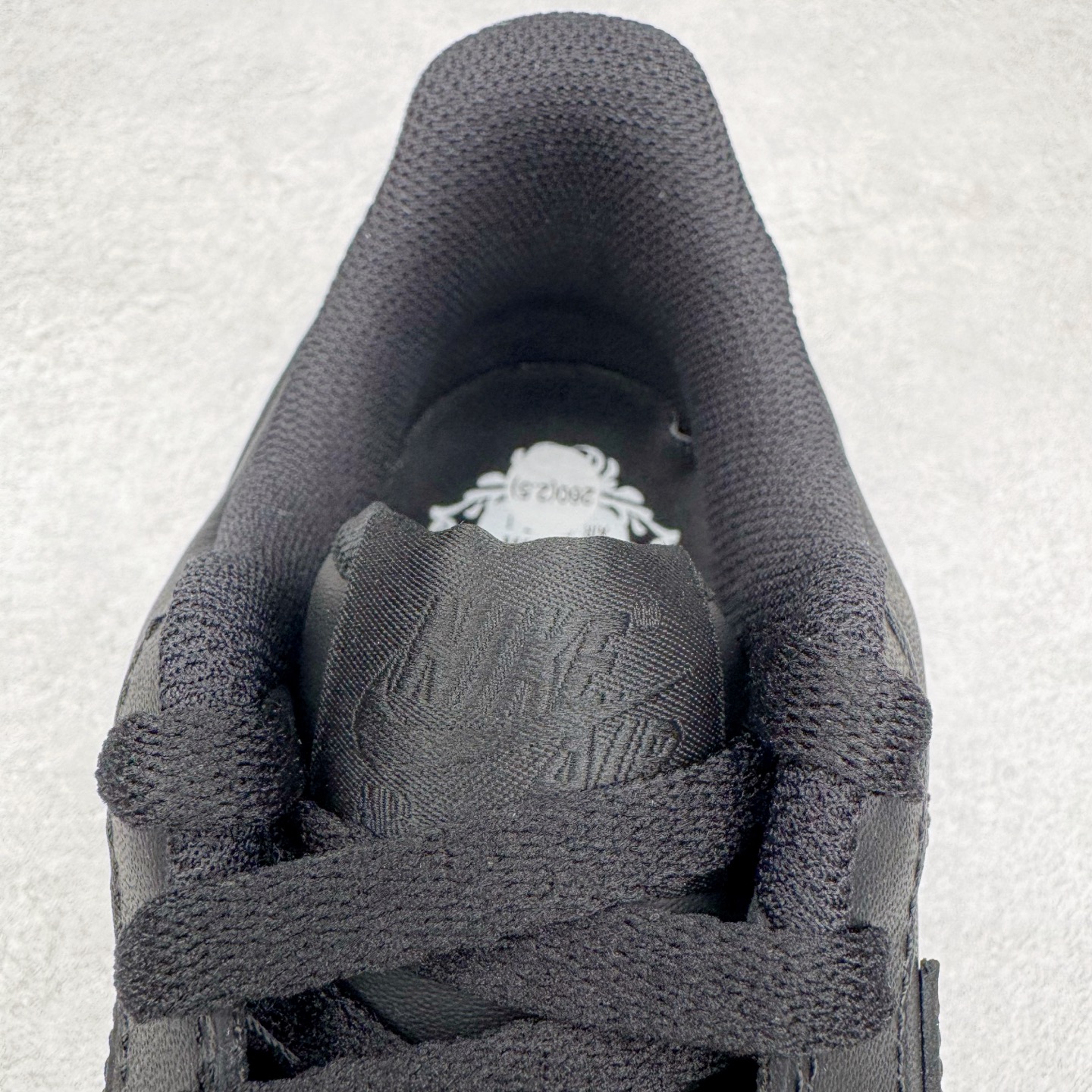 图片[14]-＃GX NK Air Force 1 Low \’07 空军一号低帮经典板鞋 纯黑 CW2288-001 经典老鞋 完美复刻 不规则波浪大底咬花 全鞋电脑针车 工整有序 视觉效果满分 原厂拉帮手法 标准四线 密度针距针孔大小控制到位 原装反口里网布海绵 正确卡色网眼大小 新版鞋撑改用纸团代替 原厂港宝加持完美还原灵魂版型 原盒原配从里到外百分百还原 原厂全头层原厂皮料 原标原盒 内置Sole气垫 中底白色背胶 中底划线 已经无限的接近公司 原厂楦头 原厂刺绣 后跟弧度修正 独家私模最大开发到48.5 尺码：35.5 36 37.5 38 38.5 39 40 40.5 41 42 42.5 43 44 44.5 45 46 47.5 48.5-选品中心