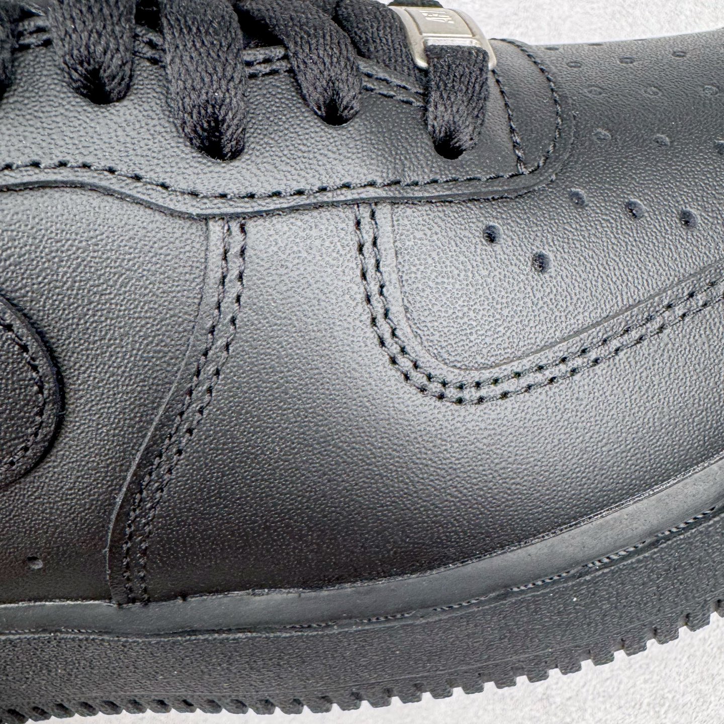 图片[18]-＃GX NK Air Force 1 Low \’07 空军一号低帮经典板鞋 纯黑 CW2288-001 经典老鞋 完美复刻 不规则波浪大底咬花 全鞋电脑针车 工整有序 视觉效果满分 原厂拉帮手法 标准四线 密度针距针孔大小控制到位 原装反口里网布海绵 正确卡色网眼大小 新版鞋撑改用纸团代替 原厂港宝加持完美还原灵魂版型 原盒原配从里到外百分百还原 原厂全头层原厂皮料 原标原盒 内置Sole气垫 中底白色背胶 中底划线 已经无限的接近公司 原厂楦头 原厂刺绣 后跟弧度修正 独家私模最大开发到48.5 尺码：35.5 36 37.5 38 38.5 39 40 40.5 41 42 42.5 43 44 44.5 45 46 47.5 48.5-选品中心